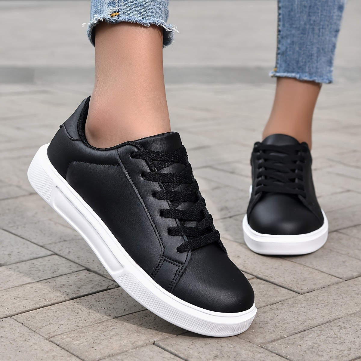 Ayollar uchun qora shoelace krossovkalar, ochiq havoda faoliyatlar uchun ko'p funksiyali va qulay.