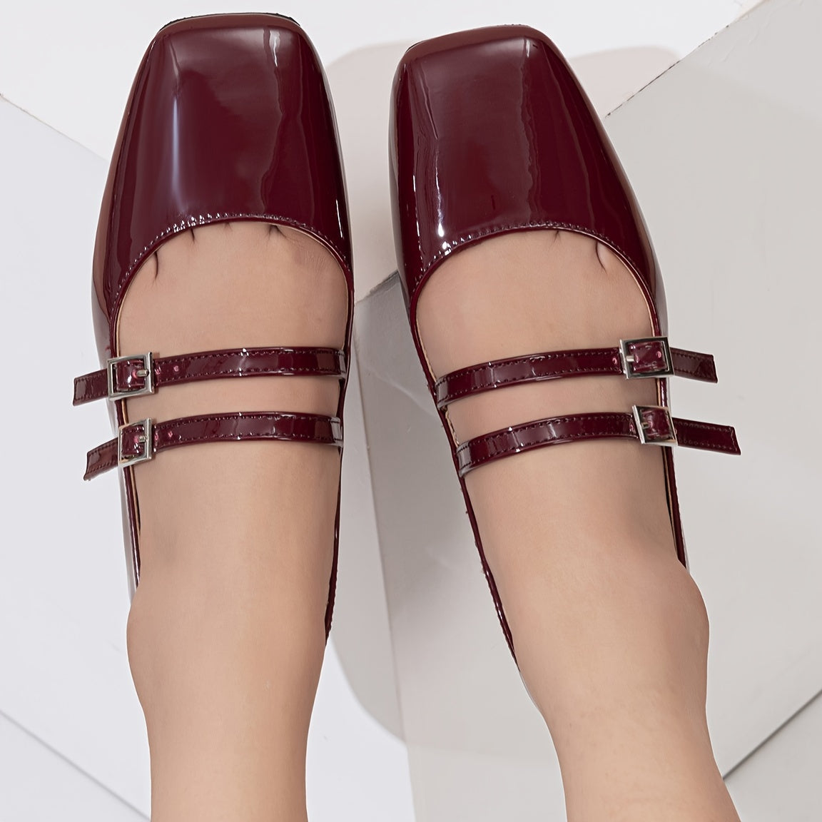 Vintage uslubidagi Mary-Jane tekis poyabzal, kvadrat burchak, bog'ichli tasma va yil davomida qulaylik uchun TPR taglik.