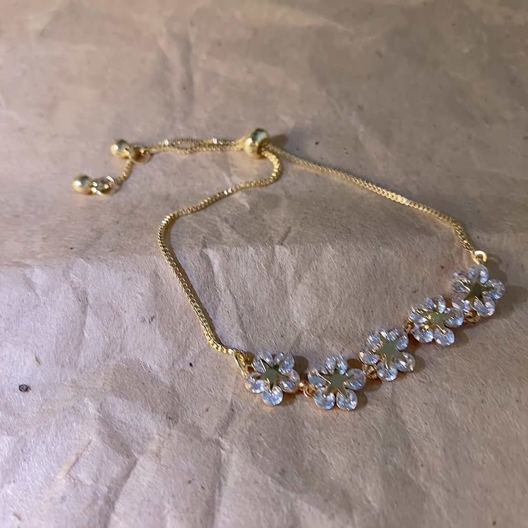 Zinс qotishmalardan tayyorlangan, rhinestone bilan bezatilgan nafis gul bilaguzuk, ayollar uchun modali zargarlik buyumlari. Moslashuvchan zanjir, kundalik va bayram kiyimlari uchun mos. Do'stlar uchun ajoyib sovg'a.