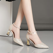 Yumshoq marvaridli bilak strapli sandallar, qulay va nafis bayram kiyimlari uchun qalin tovon bilan.