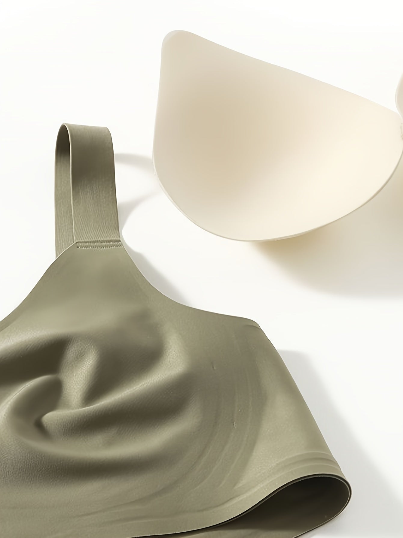 Ayollar uchun tikuvsiz simsiz sport brassi, yumshoq qo'llab-quvvatlash, olib tashlanadigan yostiqlar, naylon/spandeks aralashmasi, yoga tank top uslubi.