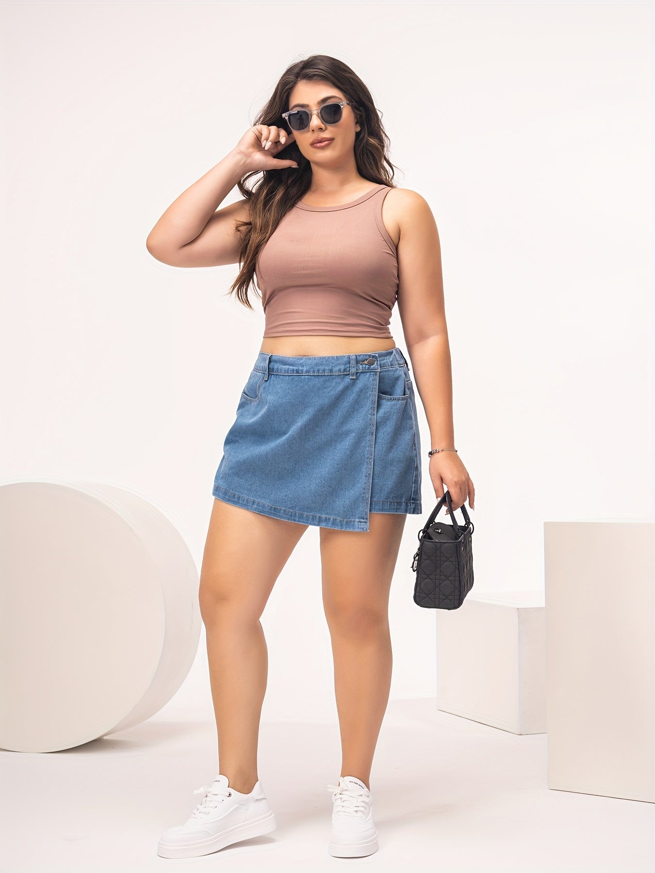 Ayollar uchun yuvilgan ko‘k asimmetrik 2-in-1 denim skort, katta o‘lcham