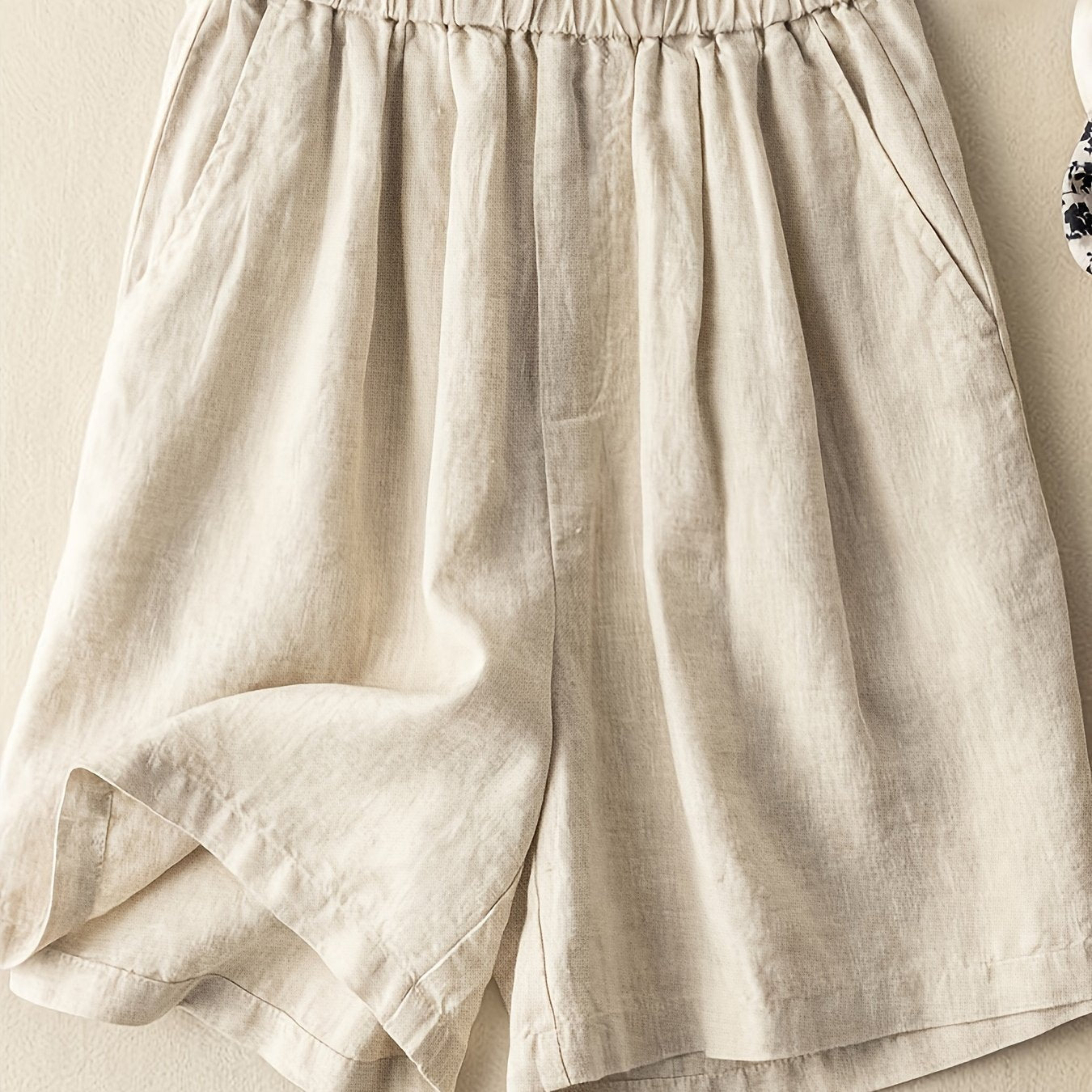 Yozgi tasodifiy ko'rinish uchun elastik belga ega ko'p maqsadli ayollar shortlari.