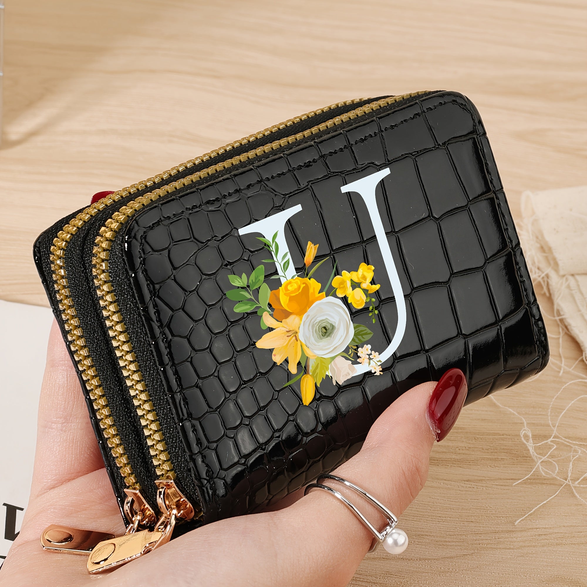 Bir nechta slotlari va zamonaviy fermuari bo'lgan mustahkam kredit karta saqlash sumkasi, maktab, yotoqxona va maktabga qaytish uchun zarur bo'lgan buyumlar uchun.