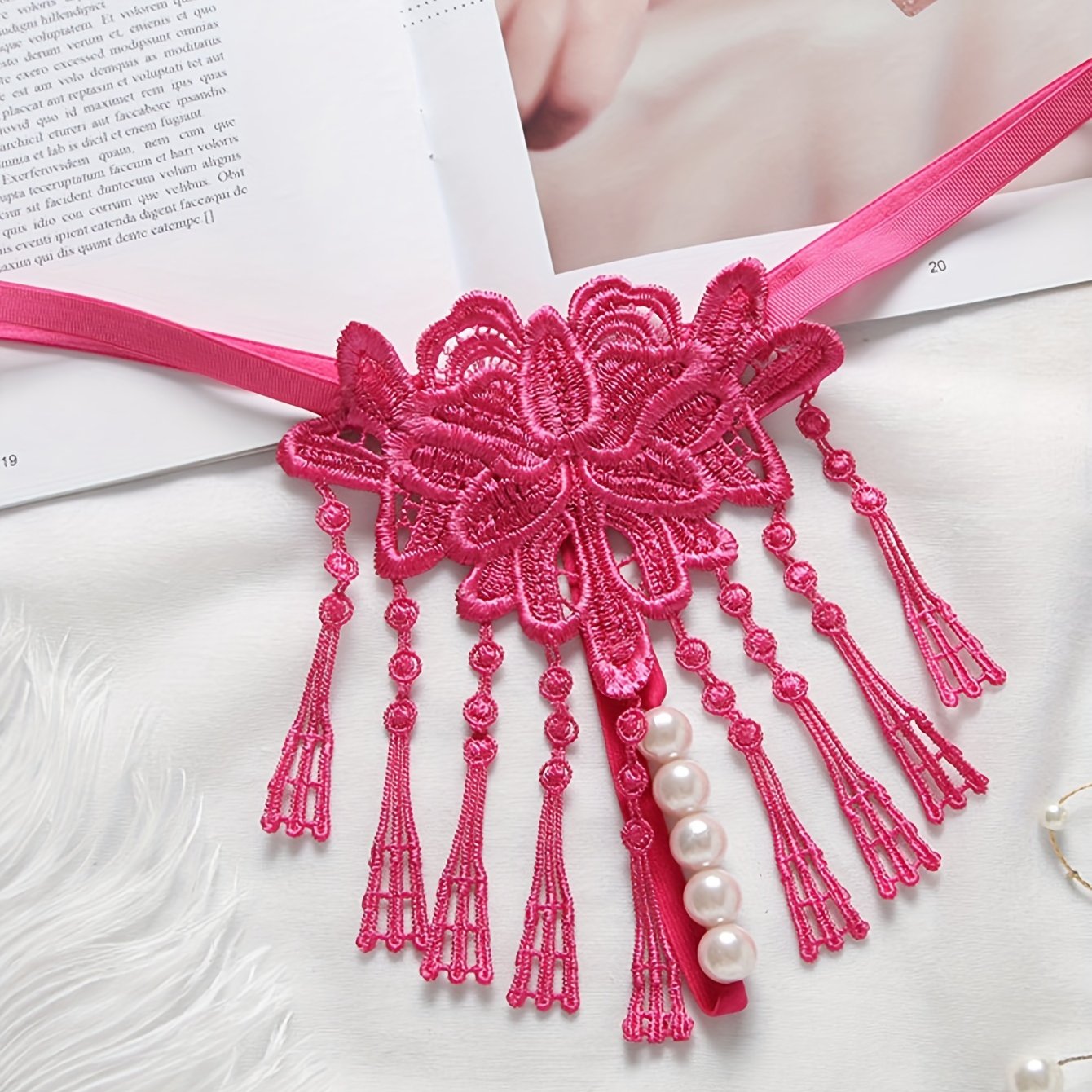 Tasselli dantelli thong, kattalar uchun tikilgan V-string ichki kiyim.