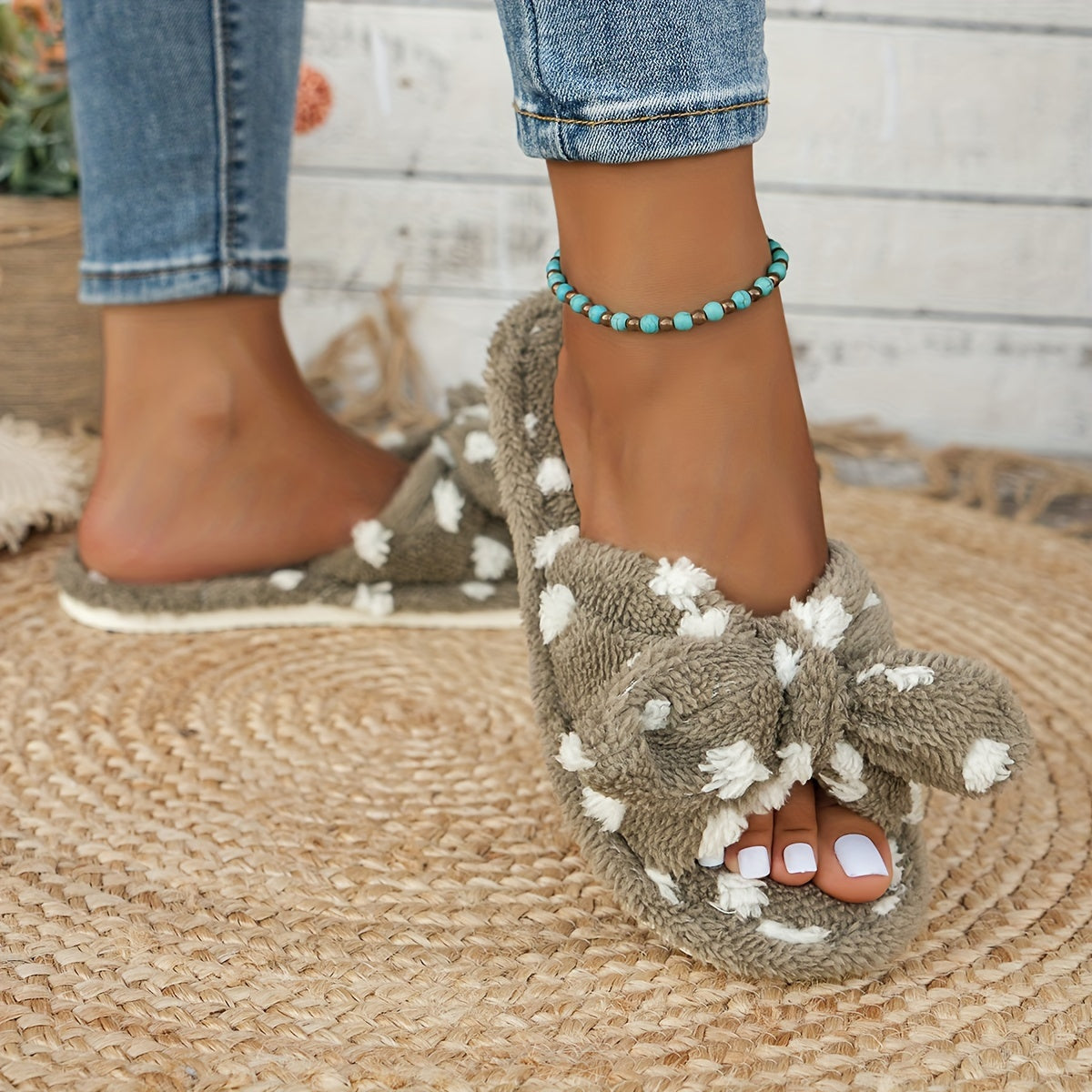 Ayollar uchun polka nuqta bilan bog'langan yumshoq va issiq ichki poyabzal slippers