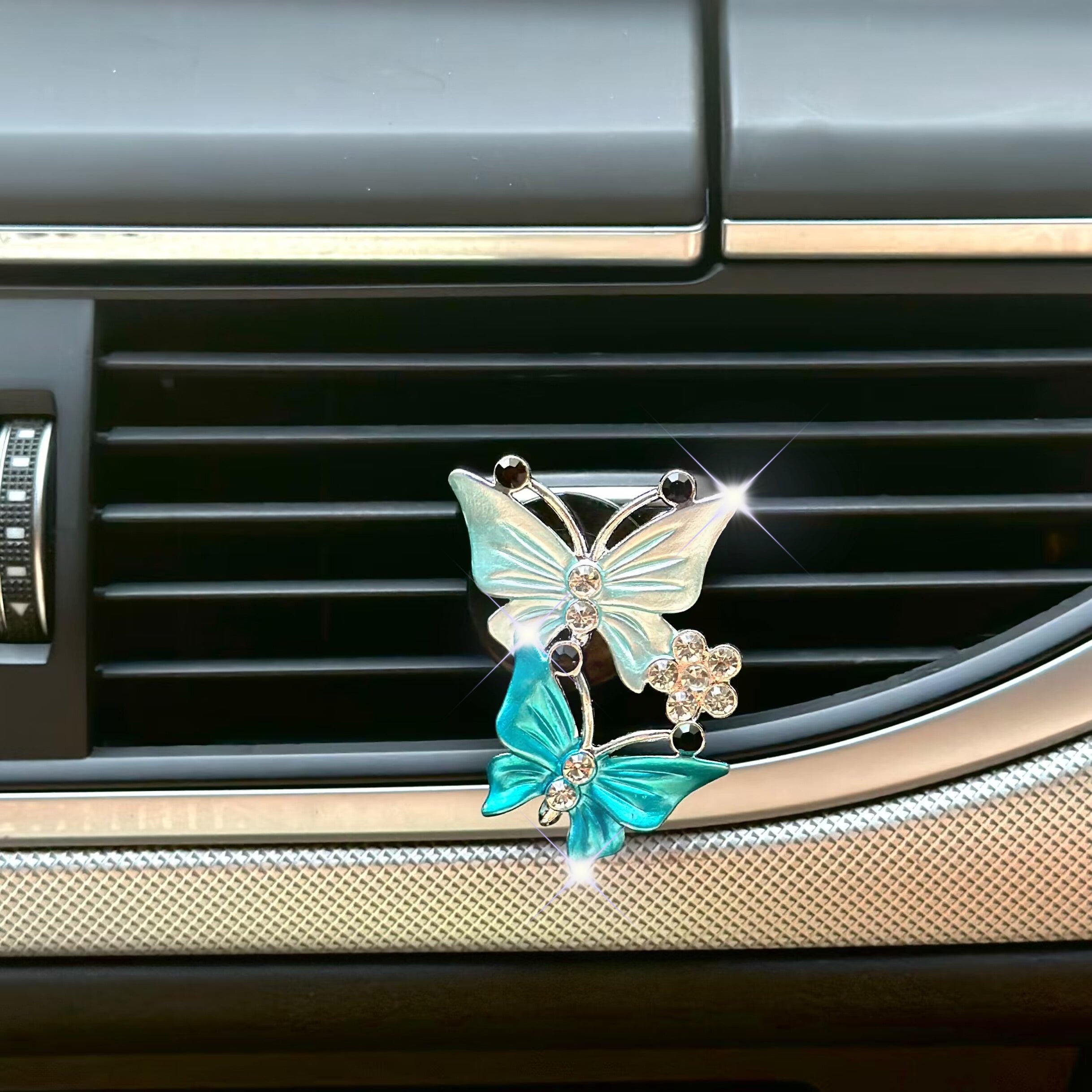 Avtomobil ichki qismi uchun ikki qanotli parvoz havoni tozalash uchun hidi bilan sun'iy olmoslar bilan klip