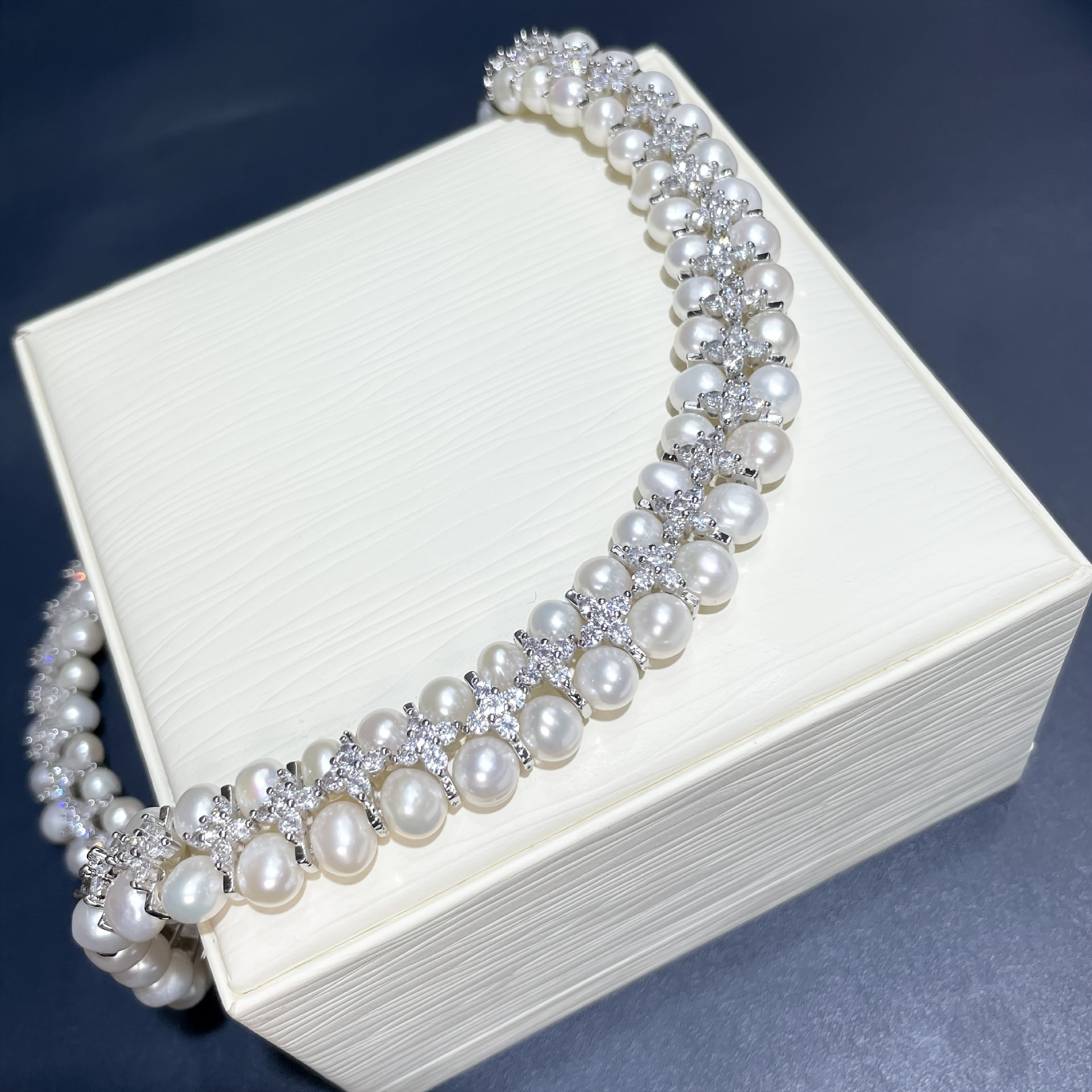 Elegante collar de doble capa con perlas de agua dulce naturales para bodas y eventos formales