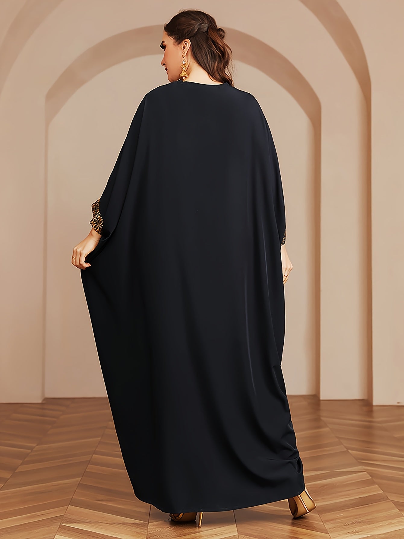 Plus o'lcham polyester V-shakli kaftan, tassellar va batwing qo'llari bilan