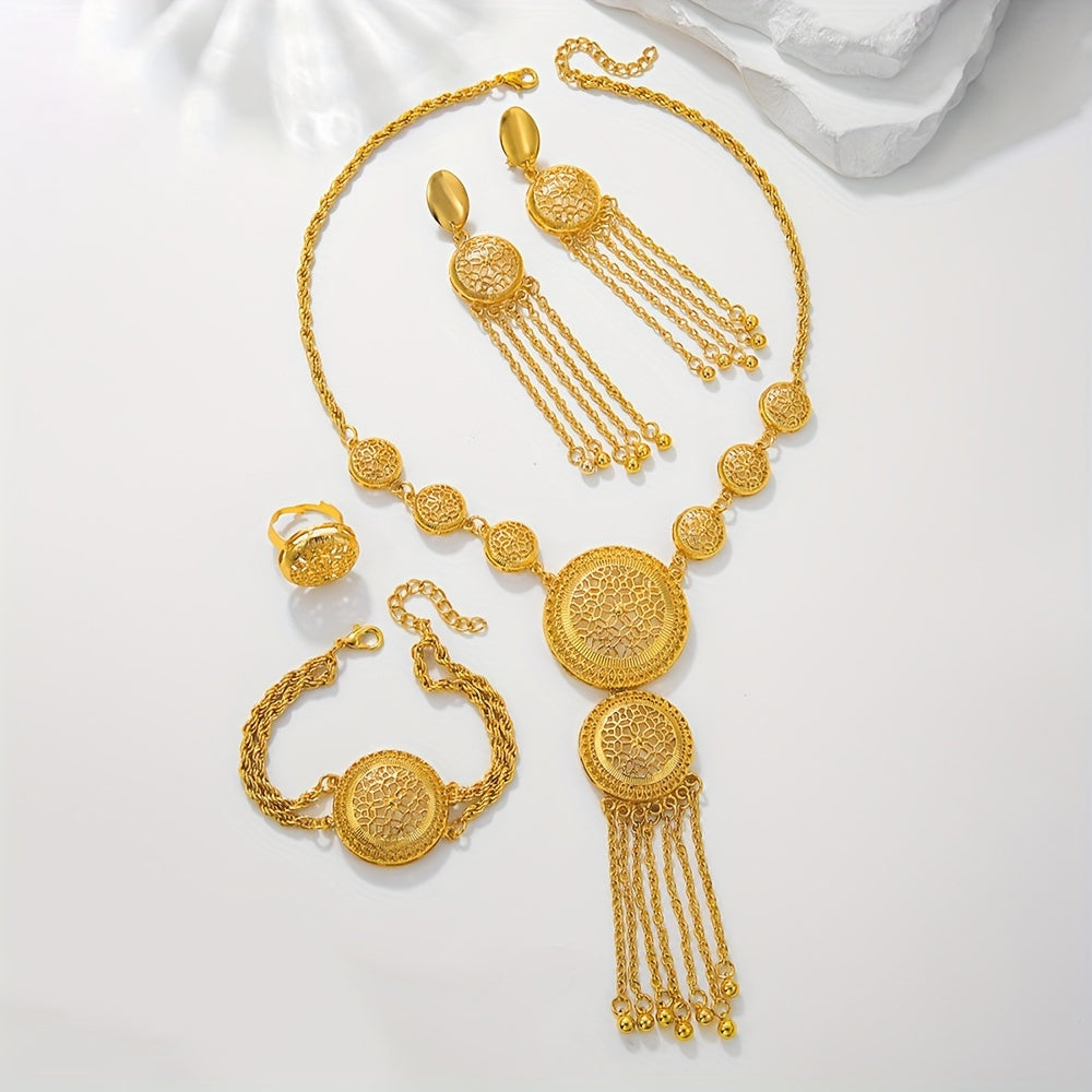 An'anaviy kelin zargarlik to'plami 5 dona: uzuk, marjon, bilaguzuk, taqinchoq. Har kuni kiyimlarga mos keladigan klassik bo'sh gul dizayni bilan qoplangan.