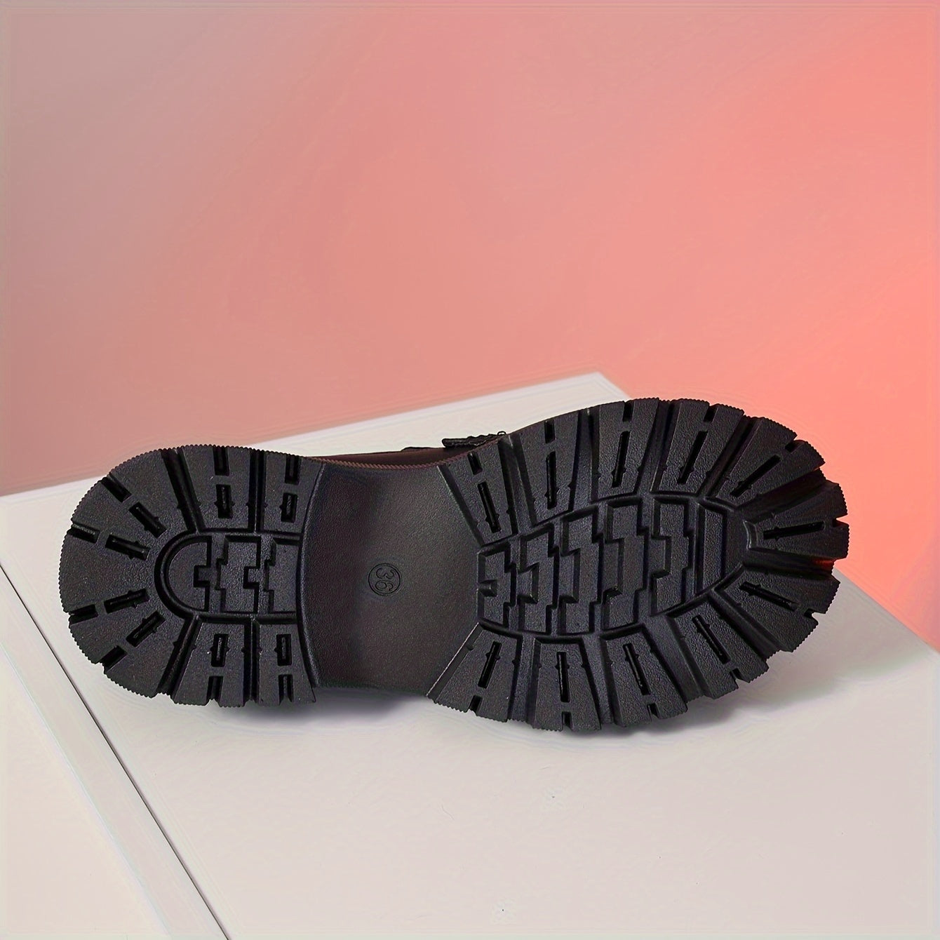 Ayollar uchun mustahkam rangdagi platforma loferlari, preppy moda uslubini taqdim etadi va qulaylikni ta'minlaydi.