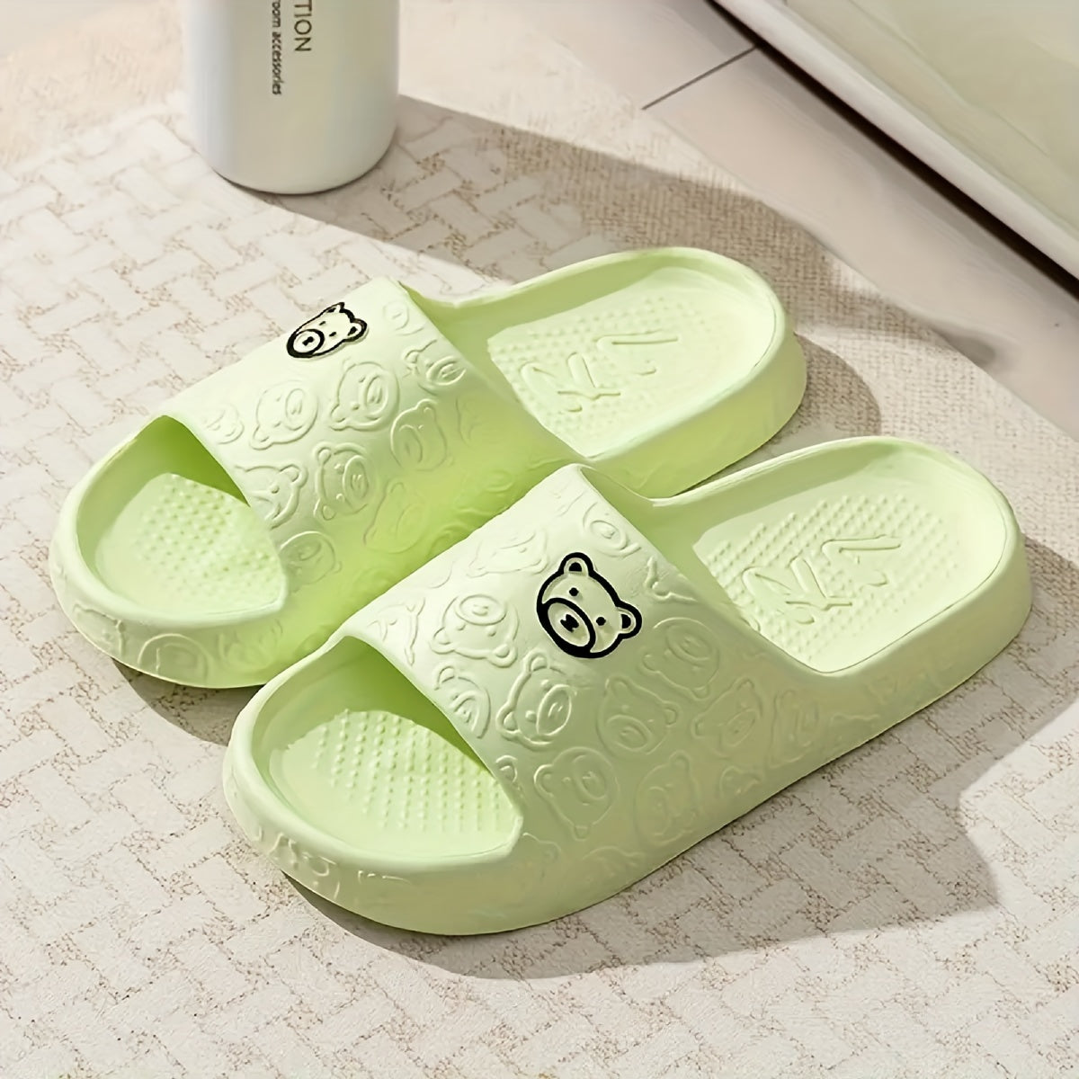 Erkaklar uchun barcha mavsumda kiyiladigan modali slaydlar, qulay, sirpanmaydigan EVA qalin taglikka ega, uyda, hammomda va suvga chidamli.