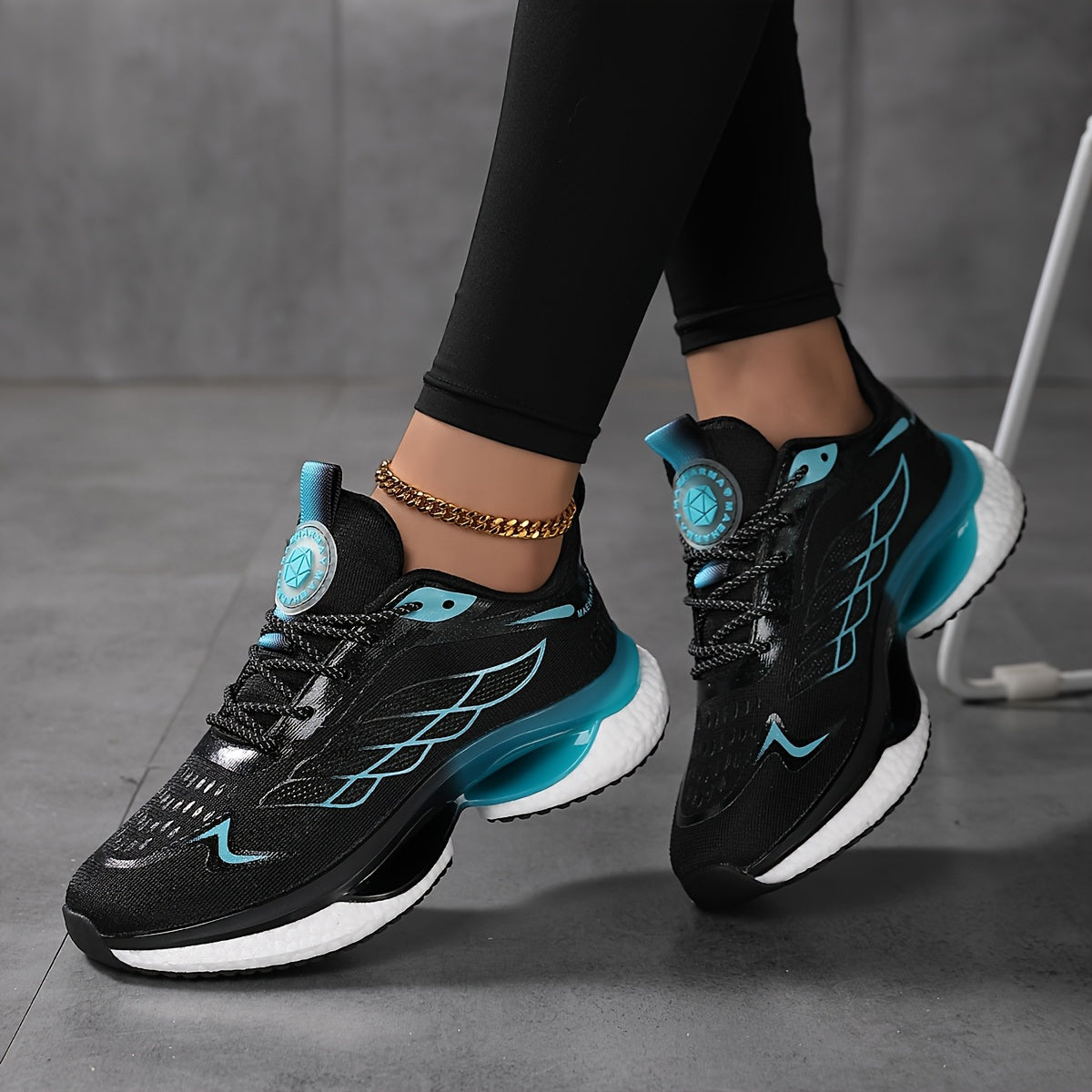 6-12 o'lchamdagi ayollar uchun plus size sport krossovkalari uch xil rangda, engil, nafas oladigan to'r, zarbani yutish, sirpanmas taglik, shoelace yopilishi va tasodifiy past-top dizayni bilan ta'minlangan.