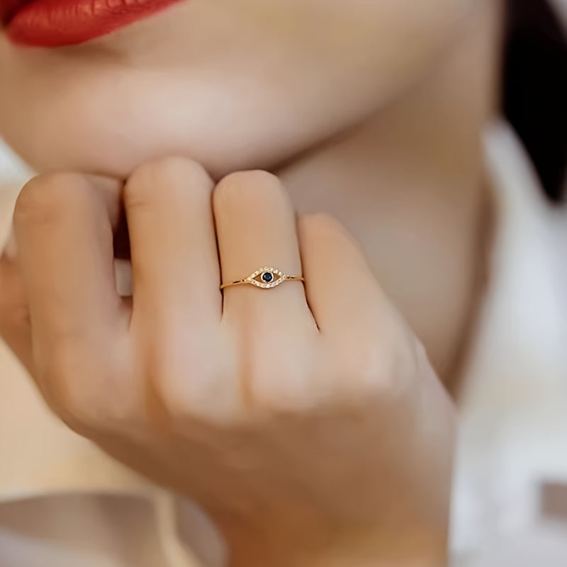 925 sterling kumushdan yasalgan, porloq zirkoniya toshlari bilan bezatilgan, nafis va zamonaviy yovuz ko'z dizaynidagi uzuk. Ushbu yuqori sifatli buyum, muhim tadbirlarda, masalan, to'y yoki nikohda, sevimli insoningizga berish uchun mukammal sovg'adir.