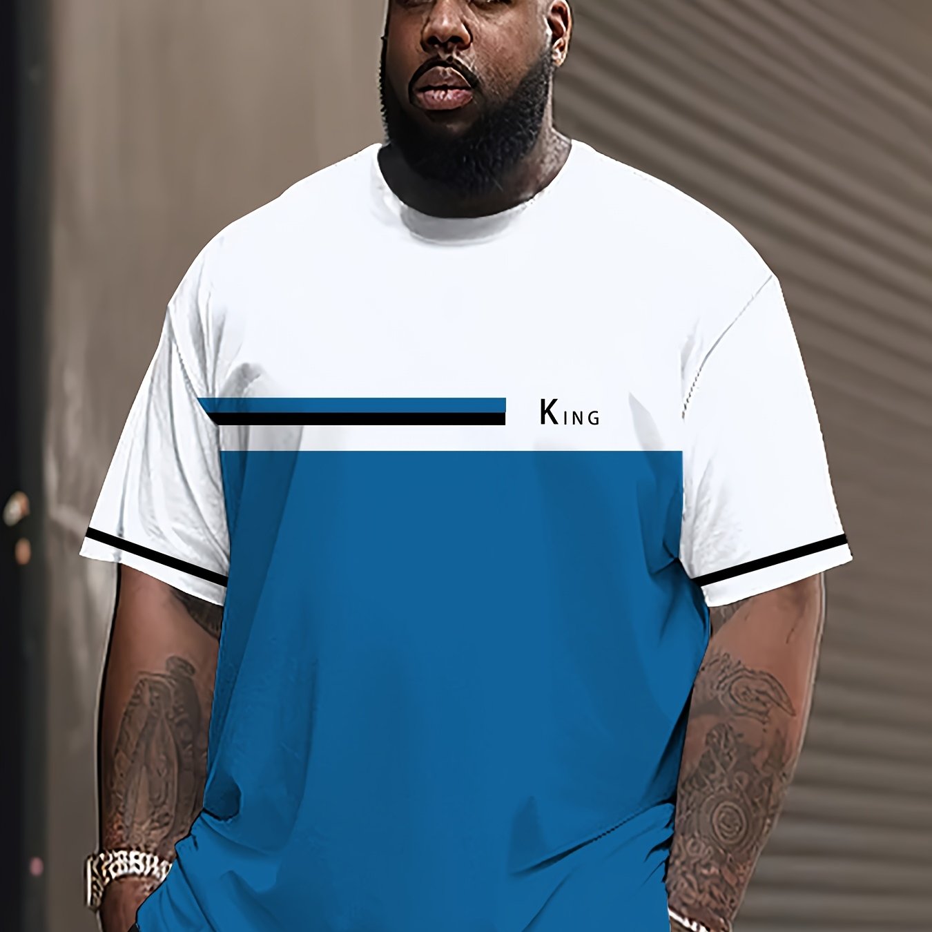 Erkaklar uchun "KING" Rangli Blokli Chiziqli Grafik T-Shirt - Yozgi Faoliyatlar uchun Polyester Aralashmasi Crewneck Qisqa Yengli T-Shirt. Mashinada yuvish mumkin, yozgi tasodifiy kiyim uchun ideal. Cho'ziluvchan mato, katta o'lcham.