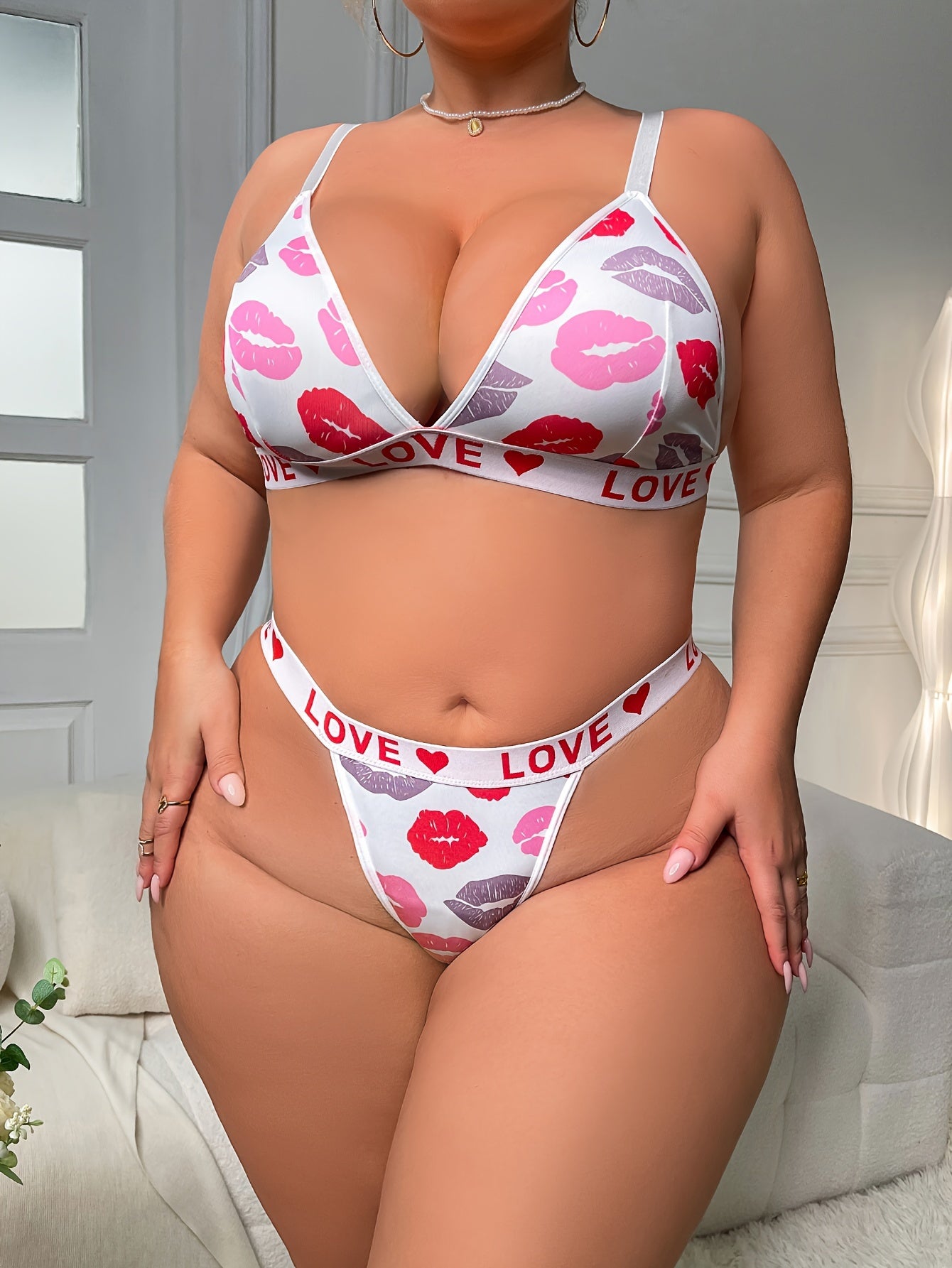 ayollar uchun katta o'lchamli ichki kiyimlar to'plami, Kiss print, chuqur V shaklidagi bra va thong, 2 ta qism