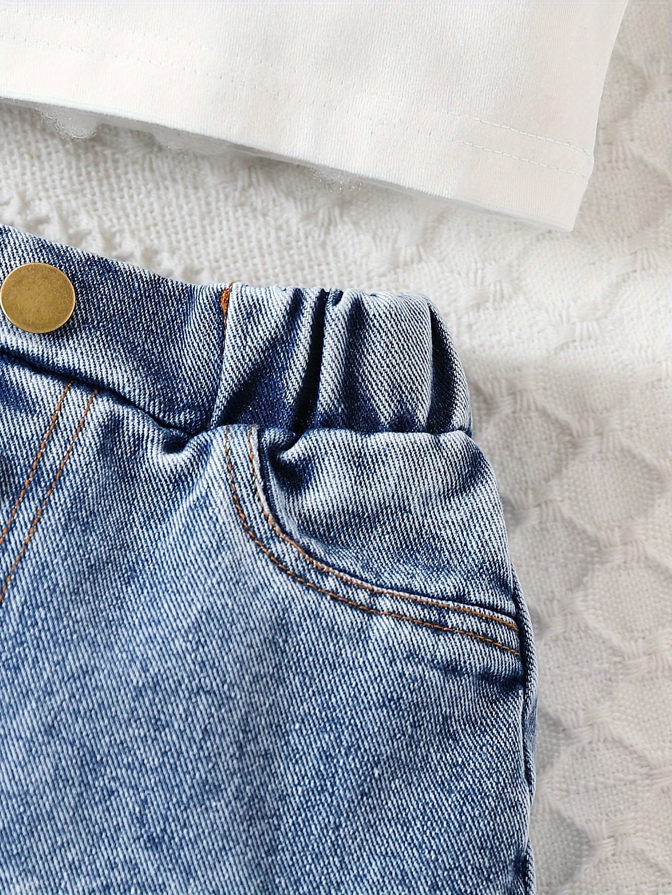 Chic Girls' 3-qismli denim to'plami, oq kamizol, ruffle tafsilotlari bilan denim jilet va pliseli yubka. Mashinada yuvish mumkin, bahor/kovak uchun ideal.