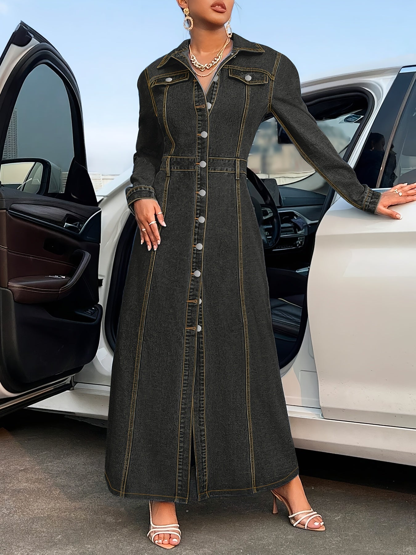 Bir tugmachali yopiq qopqoq bilan zamonaviy uzun qo'lli denim midi ko'ylak, cho'ziluvchan rayon va polyester aralashmasi, mashinada yuvish mumkin – kuz/qish uchun ideal.