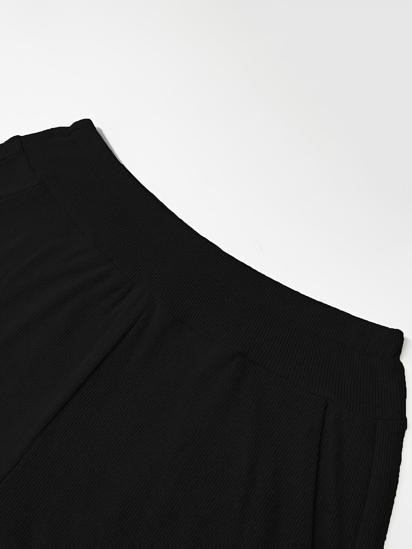 Ayollar uchun zamonaviy qattiq chiziqli lounge to'plami, yenglari keng top va cho'ntakli jogger shimlar bilan. Kuz uchun qulay moslik.