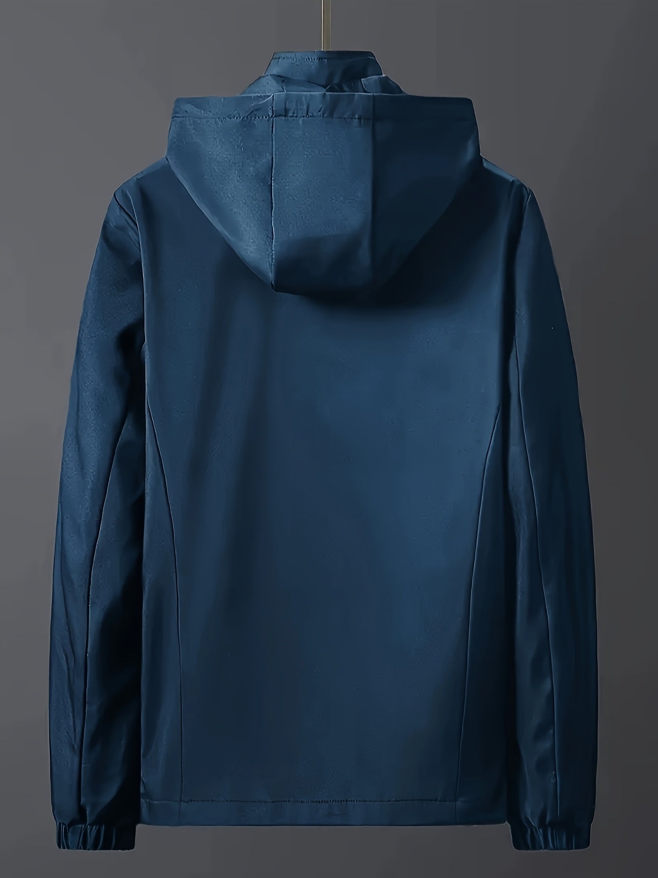 Erkaklar uchun shamol o'tkazmaydigan kapüşonli kurtka, tasodifiy koreys uslubida "Tashqi sarguzasht" tikuv bilan, qora va kulrang ranglarda mavjud.