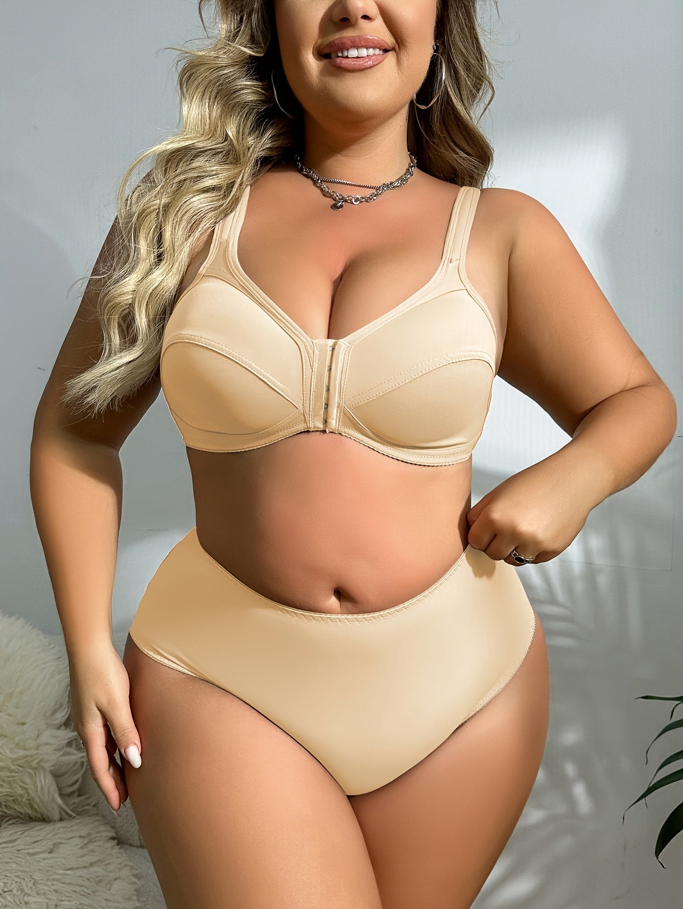 Katta o'lchamlar uchun tikuvsiz, yumshoq naylon aralashmasidan tayyorlangan old qopqoqli brassu va ichki kiyim to'plami. Qattiq rang va cho'ziladigan moslik.