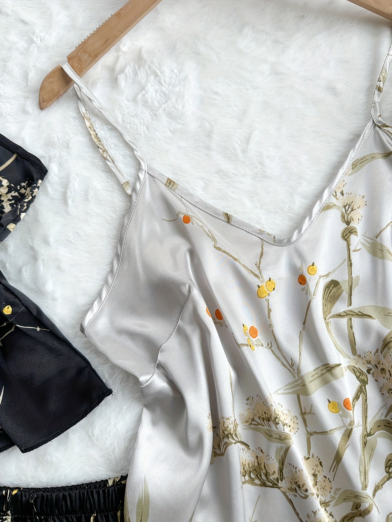 Conjunto de pijama de satén con estampado floral, top corto con escote en V y shorts con dobladillo de volantes