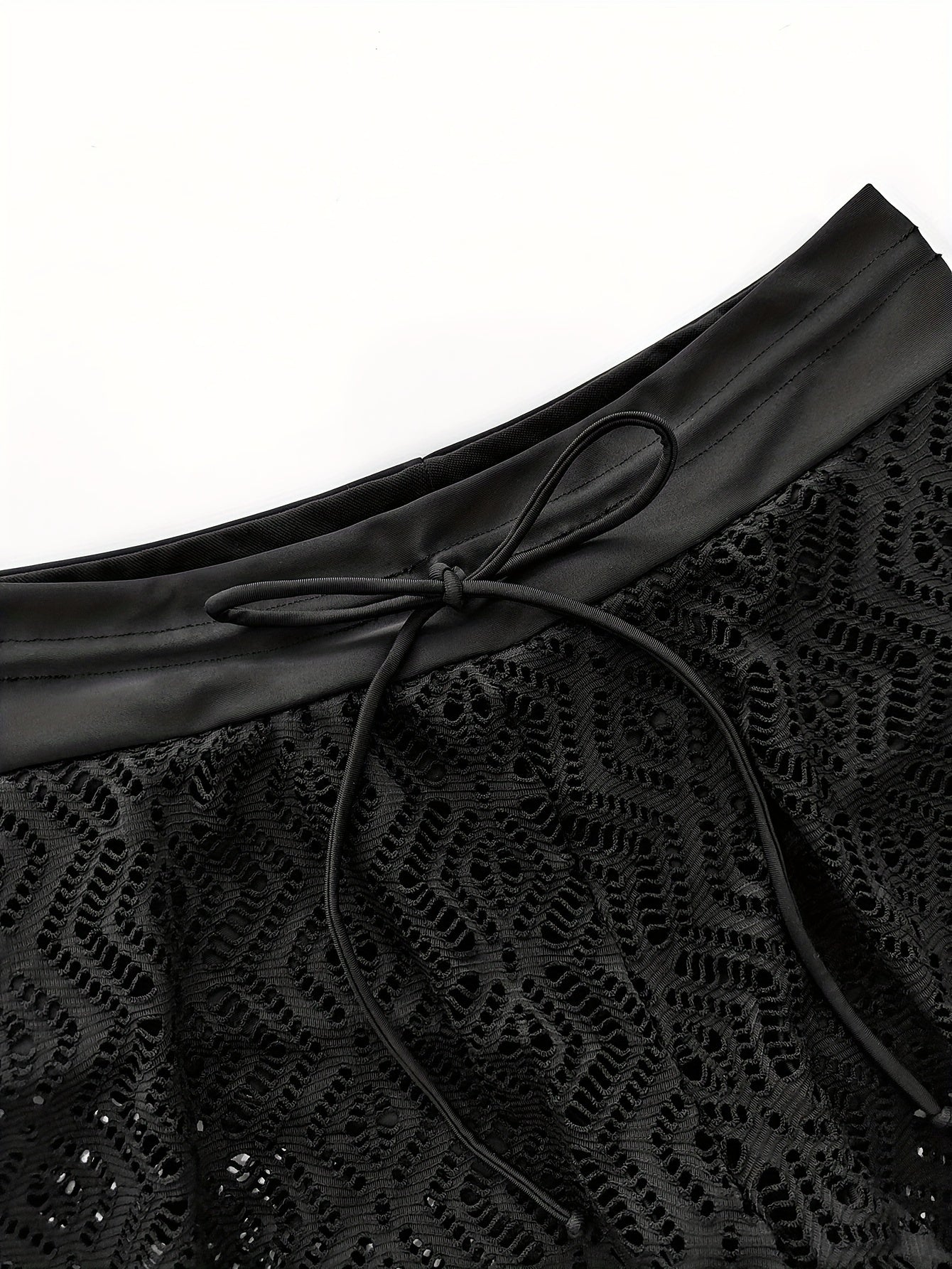 Birlashtirilgan ichki qismlar va old tomonda bog'ich bilan ta'minlangan, yuqori cho'ziluvchan rangli suzish shortlari, plyaj kiyimlari uchun mukammal.