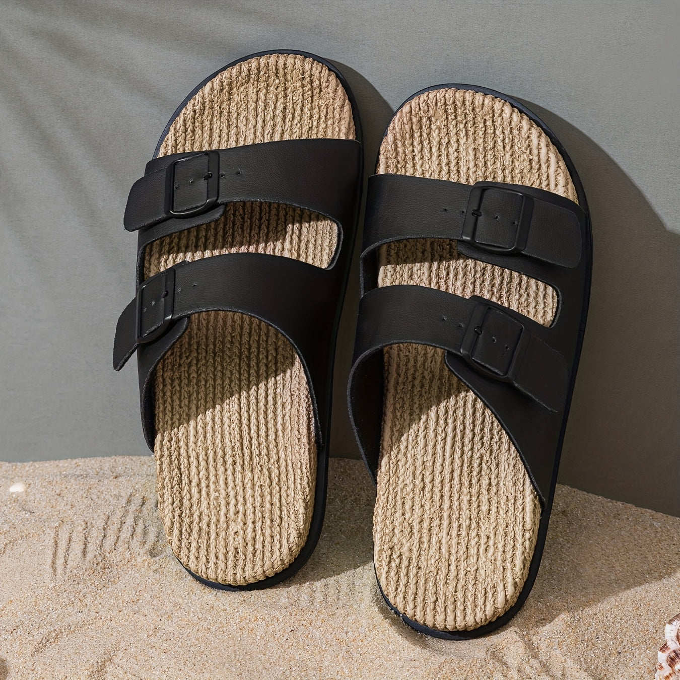 Erkaklar uchun bir rangli ochiq barmoqli slippers, bog'ichli tasmalari bilan, nafas oladigan va qulay EVA tagligi, plyaj yoki tasodifiy kiyim uchun mukammal.