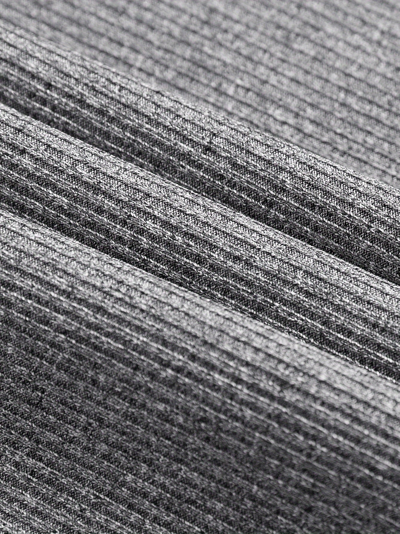 Вышитое платье элегантно висит на вешалке.