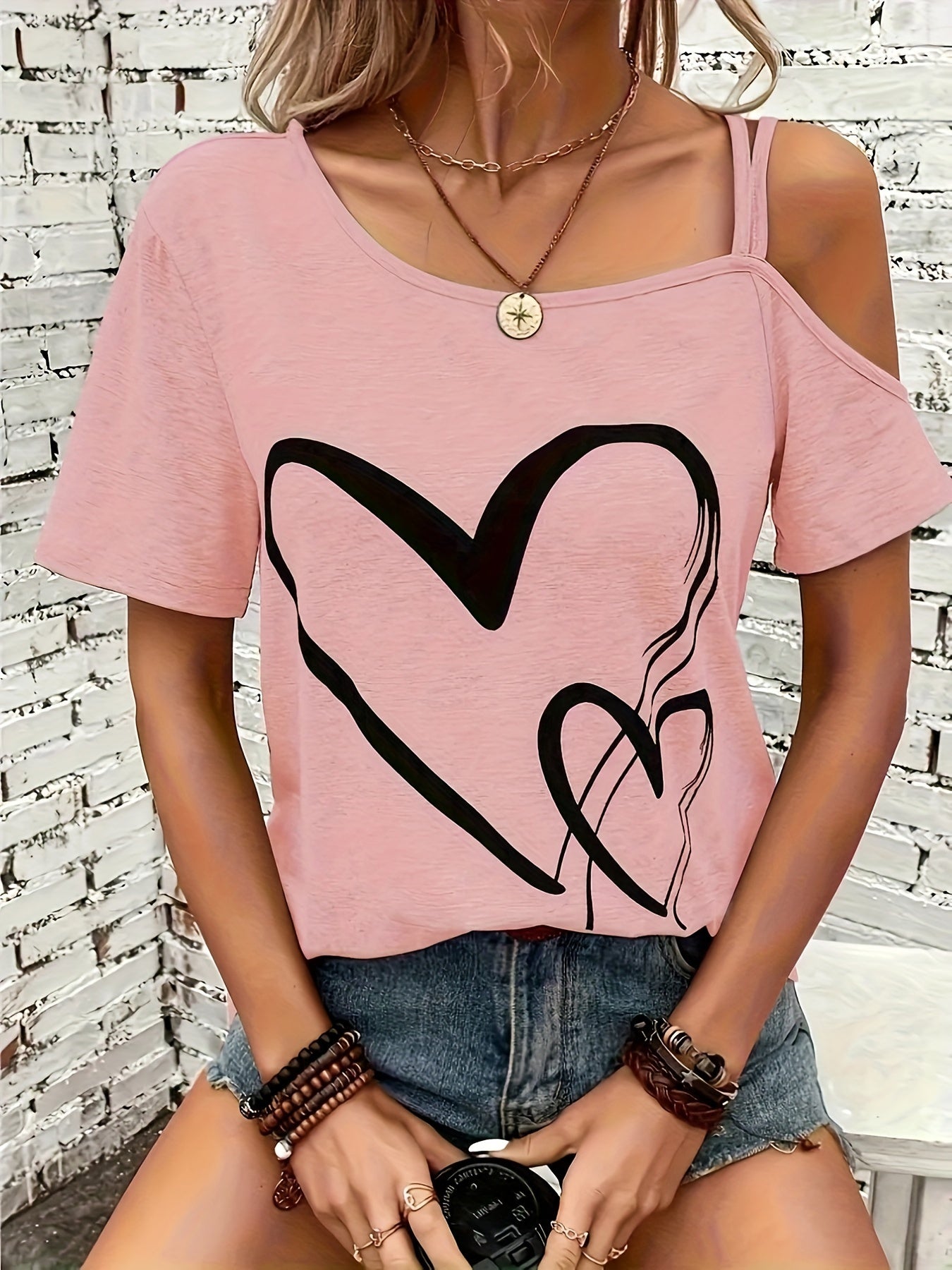 Blusa asimétrica de manga corta con estampado de corazones y hombros fríos para mujer