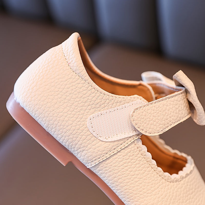 Qizlar uchun chiroyli bog'ich detali, yumshoq taglik, qora, jigarrang va bej rangda yopishqoq tasma bilan yopiladigan tekis poyabzal, qulay yurish uchun mustahkam PU material.