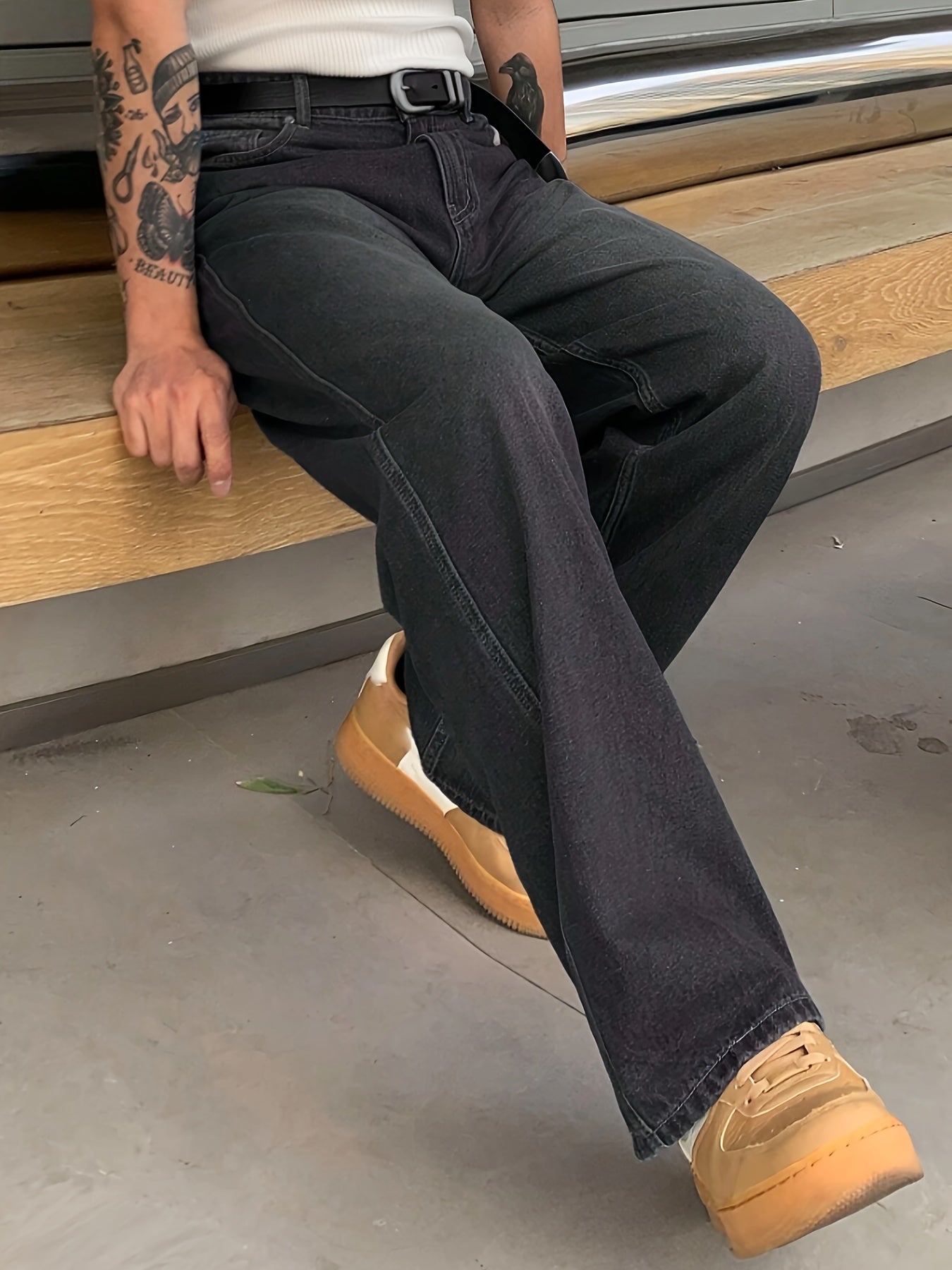 Erkaklar uchun oddiy mos keladigan qora kulrang denim jinsi shimlar, yuvilgan tugatish bilan tasodifiy keng moslikni taqdim etadi. Kuz/qish uchun ko'p maqsadli, paxta/poliester aralashmasidan tayyorlangan.