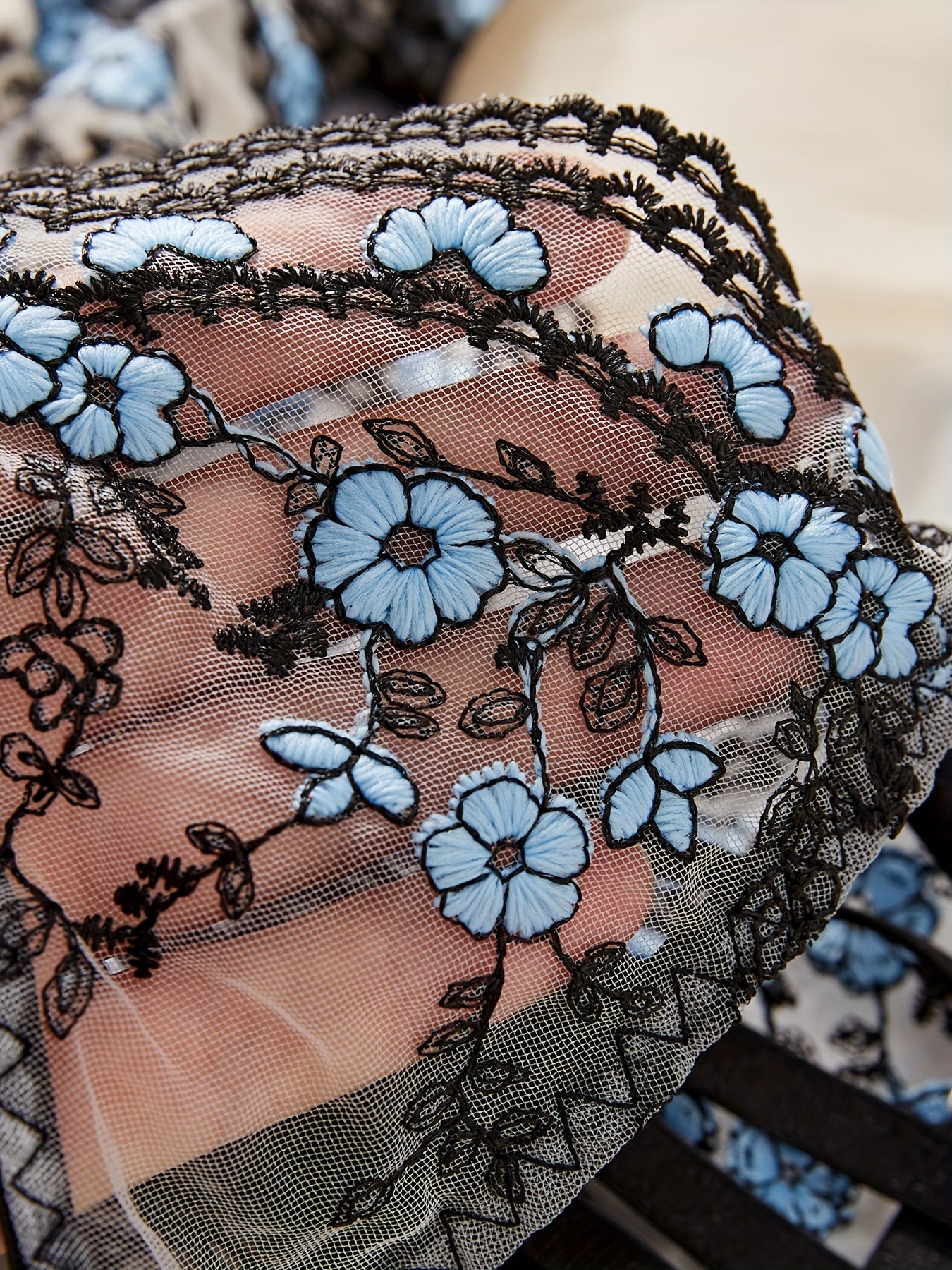 Xonimlar uchun ipdan to'qilgan va tasodifiy bosma bilan bezatilgan gullar bilan bezatilgan intim to'plami kattalar uchun mos keladi.