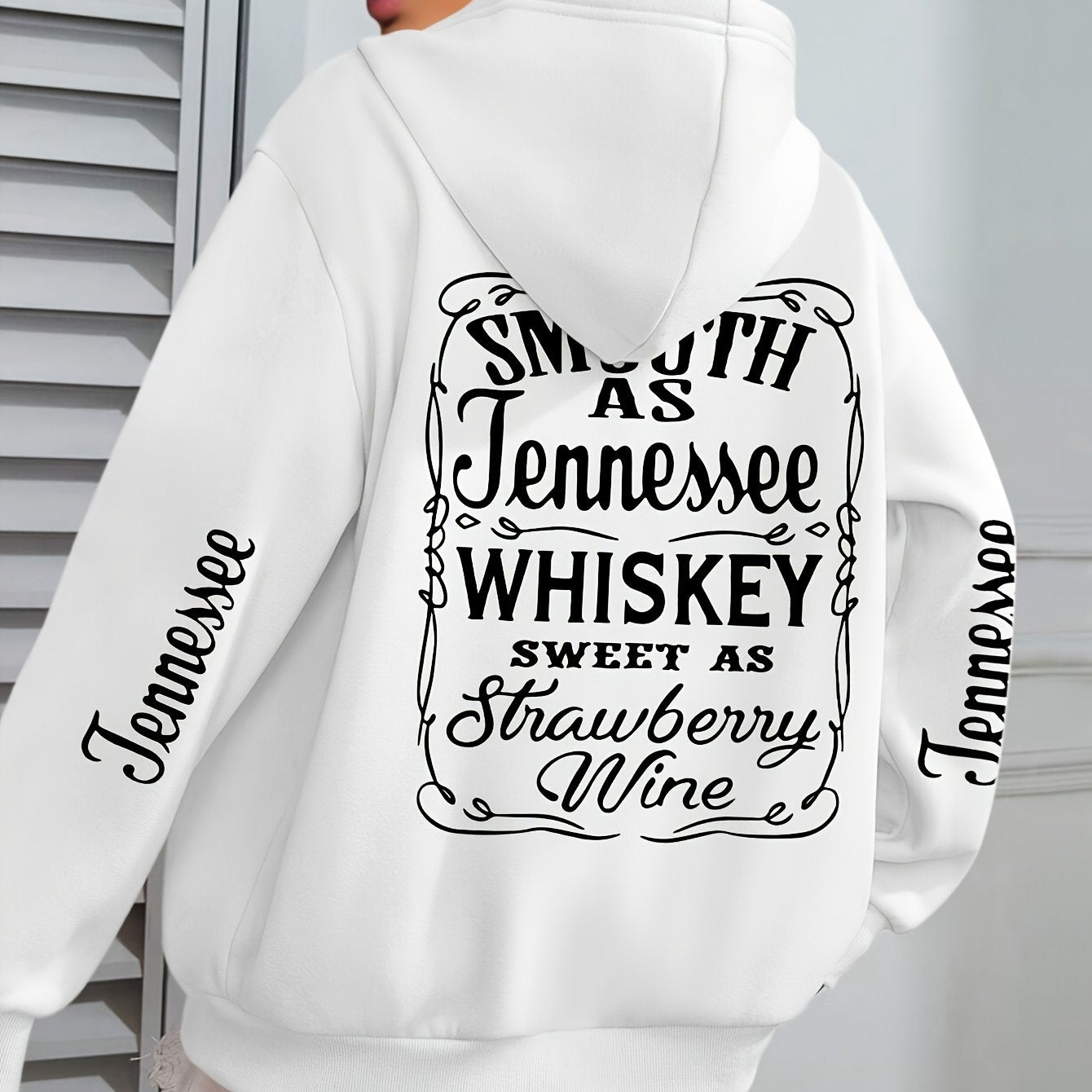 Женский бежевый худи больших размеров с графикой "Smooth as Tennessee Whiskey" — повседневный свитшот с бахромой