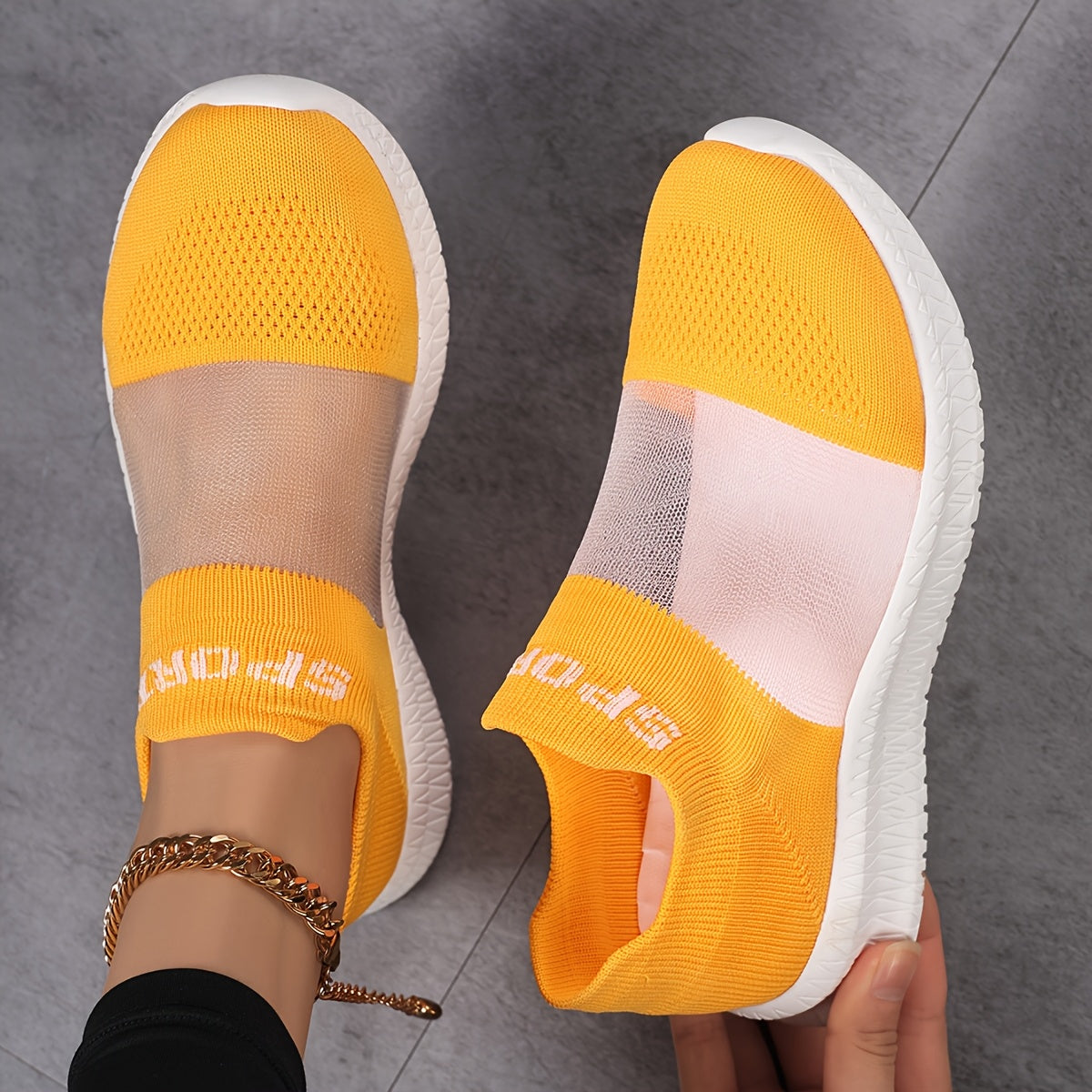 Ayollar uchun nafas oladigan slip-on sport poyabzali, yengil mato ustki qismi, qizil va oq, kundalik va sport uchun mos