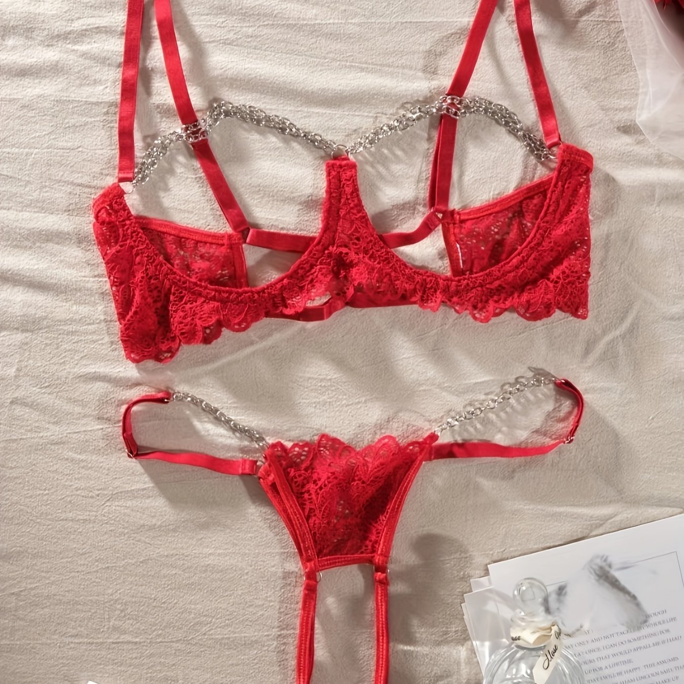 Zanjir tafsilotlari va bo'sh chashkalari bilan maroon ipli ichki kiyim to'plami.