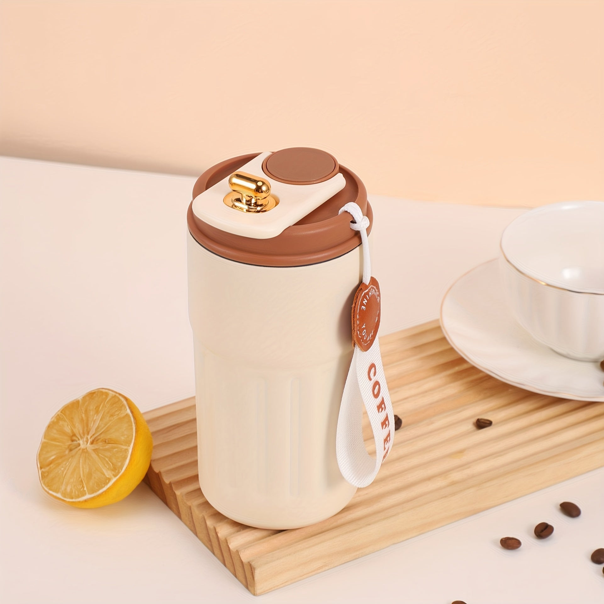 Стильная кофейная чашка из нержавеющей стали с двойной изоляцией, идеально подходящая как для мужчин, так и для женщин. Оснащена летним дизайном с ремешком, минималистичная и элегантная.