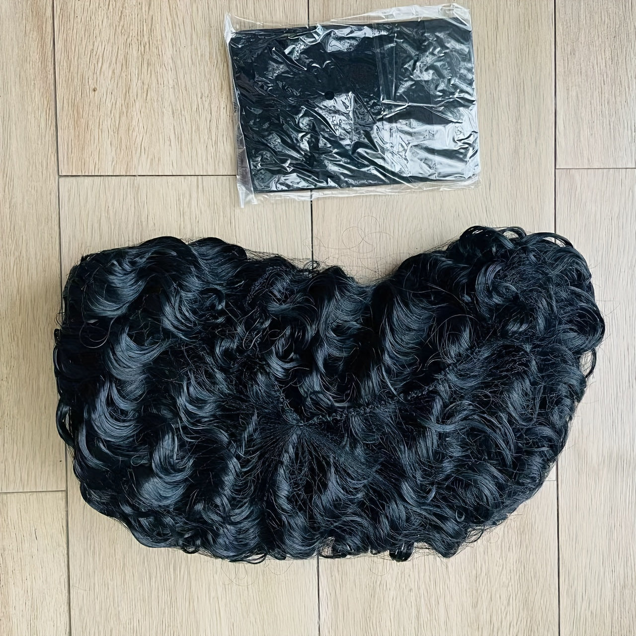 Polineziya afsonasi Maui qahramoni ilhomlangan qora rangdagi burma parik, uzun jingalak issiqqa chidamli tolalar, kostyum o'ynash va anime cosplay uchun mukammal. To'r parik qopqog'i to'plami bilan birga keladi, uzunligi 45.72 sm.