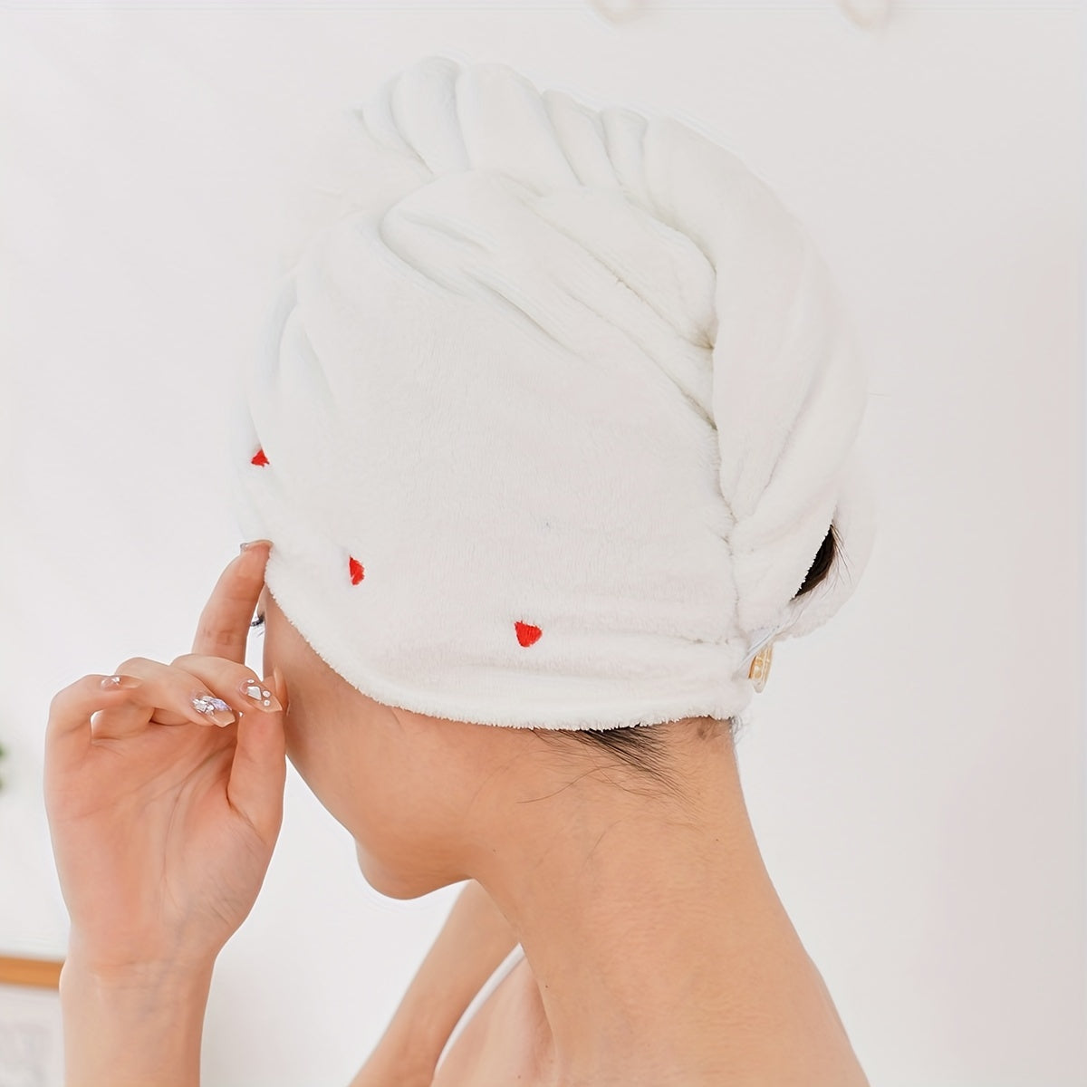 Быстросохнущая полотенце-капюшон для волос с вышитыми сердечками, мягкая и впитывающая, идеально подходит для использования в ванной. Игривый дизайн с вязаной текстурой.