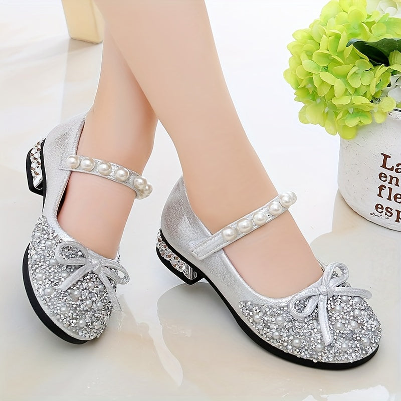 Kichkina qizlar uchun kristall bezakli malika poyabzallari, yoz uchun mukammal. Yumshoq taglikka ega va o'rta va katta bolalar uchun baland to'piqlar bilan mavjud.