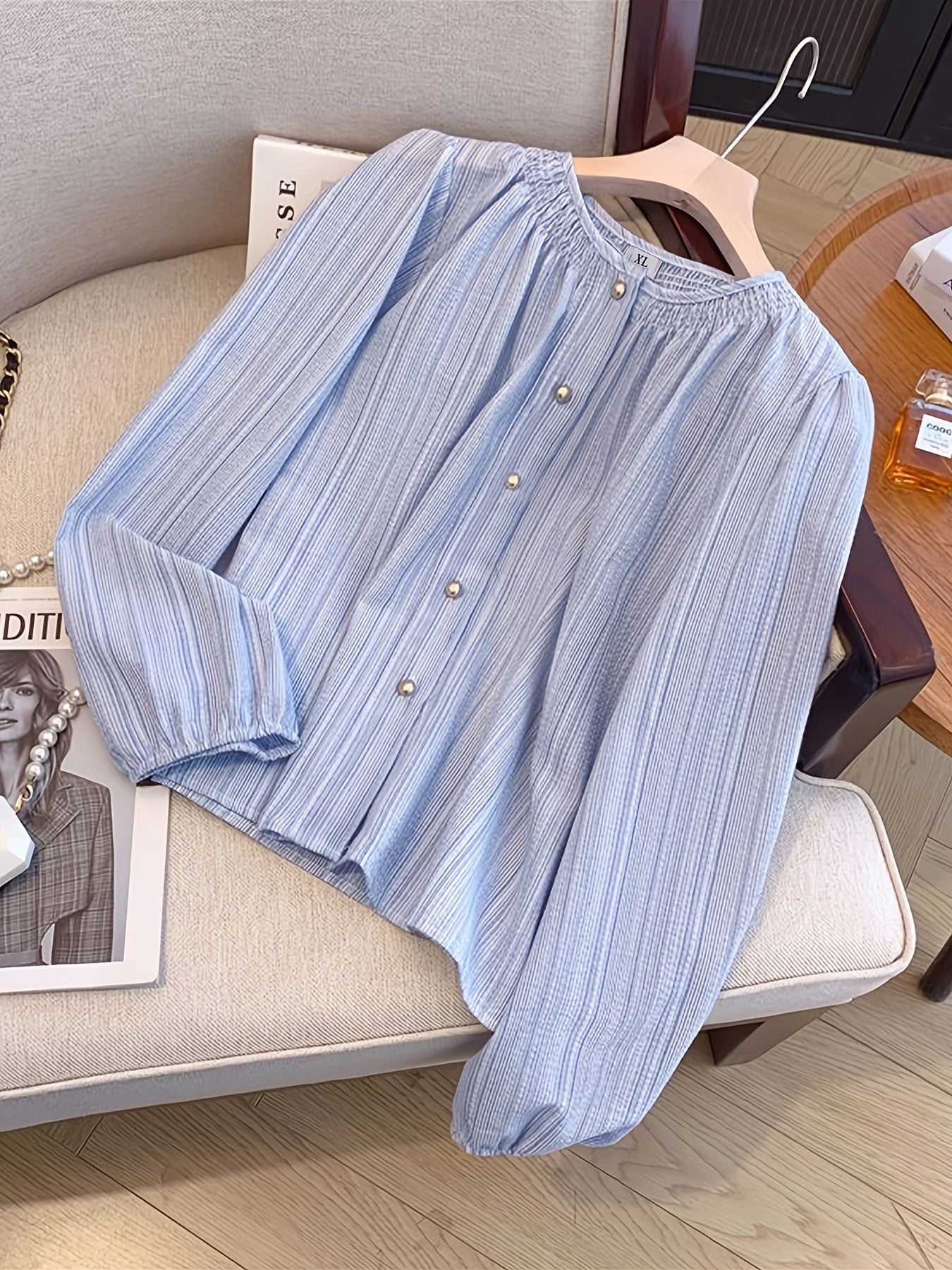 Yengil ko'k rangdagi ayollar uchun vintage chiziqli uzun yengli bluzka, qirrali mansheti va tugmachali yarim plakat bilan. Polyesterdan tayyorlangan, oqimli moslikda, bahor/kovak uchun mukammal. Yapon uslubida.