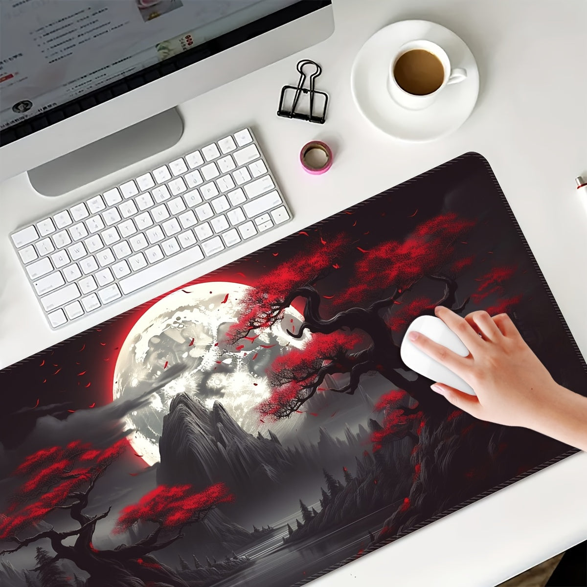 Katta, sirpanmaydigan o'yin sichqonchasi padini manzarali tog'lar dizayni, tikilgan chetlar va yuviladigan yuzasi bilan. Esport, kompyuterlar va ofis ishlari uchun mukammal.