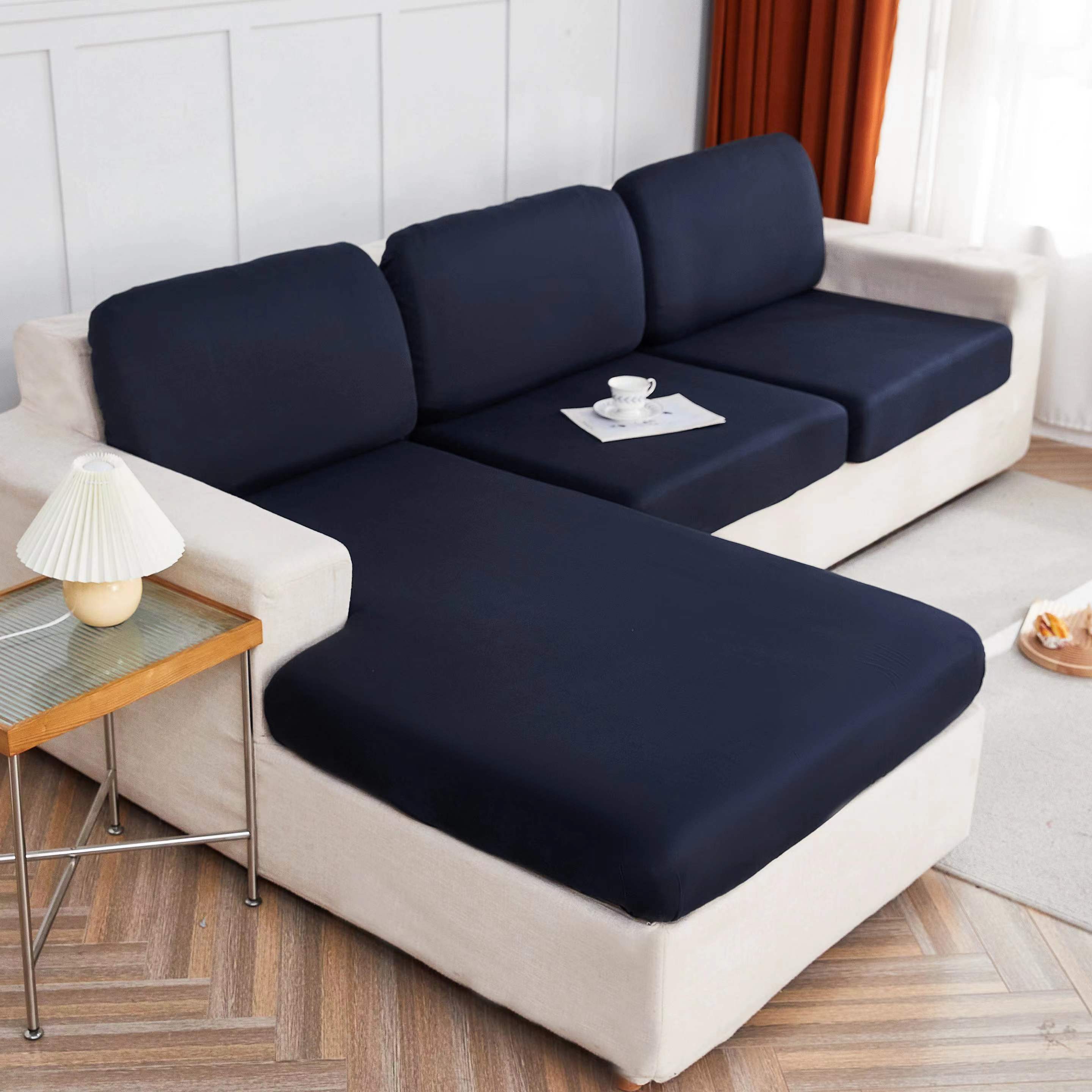 Elastik pastki bilan cho'ziladigan divan yostiq qoplamasi, yashash xonasi divanlarida oson olib tashlash va chizish qarshiligi uchun mo'ljallangan.