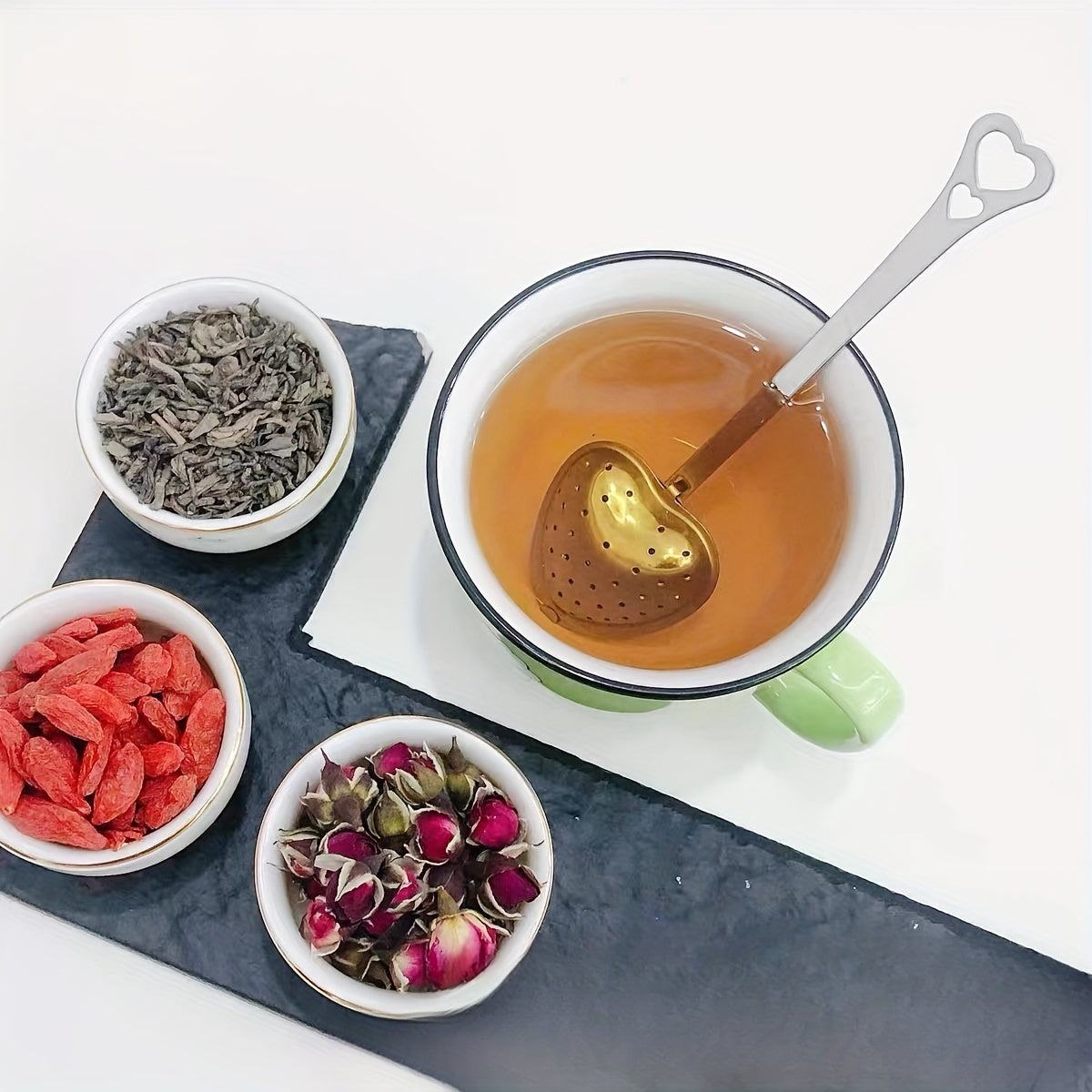 Infusor de té de acero inoxidable en forma de corazón con mango largo para té verde y hierbas