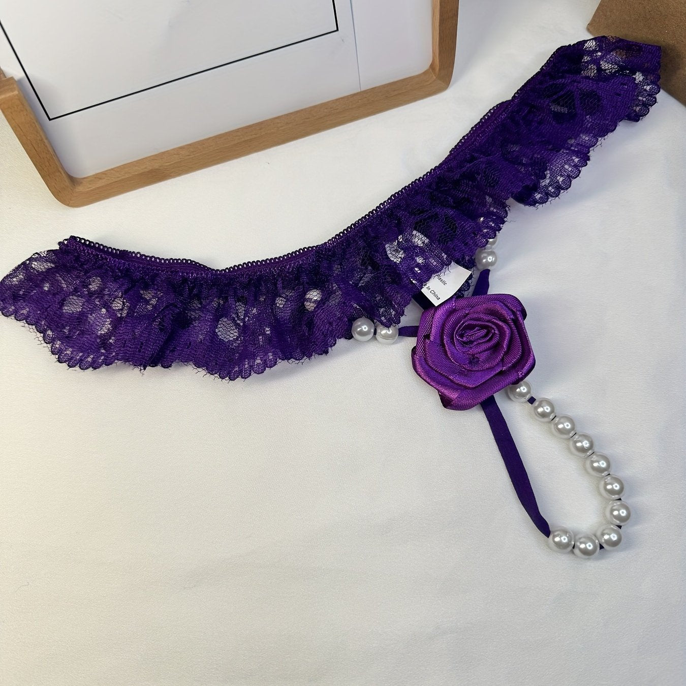 Yaltiroq marvaridli thong ichki kiyim, dantel tafsilotlari bilan, past bel, ayollar uchun romantik dizayn, sexy ichki kiyim.