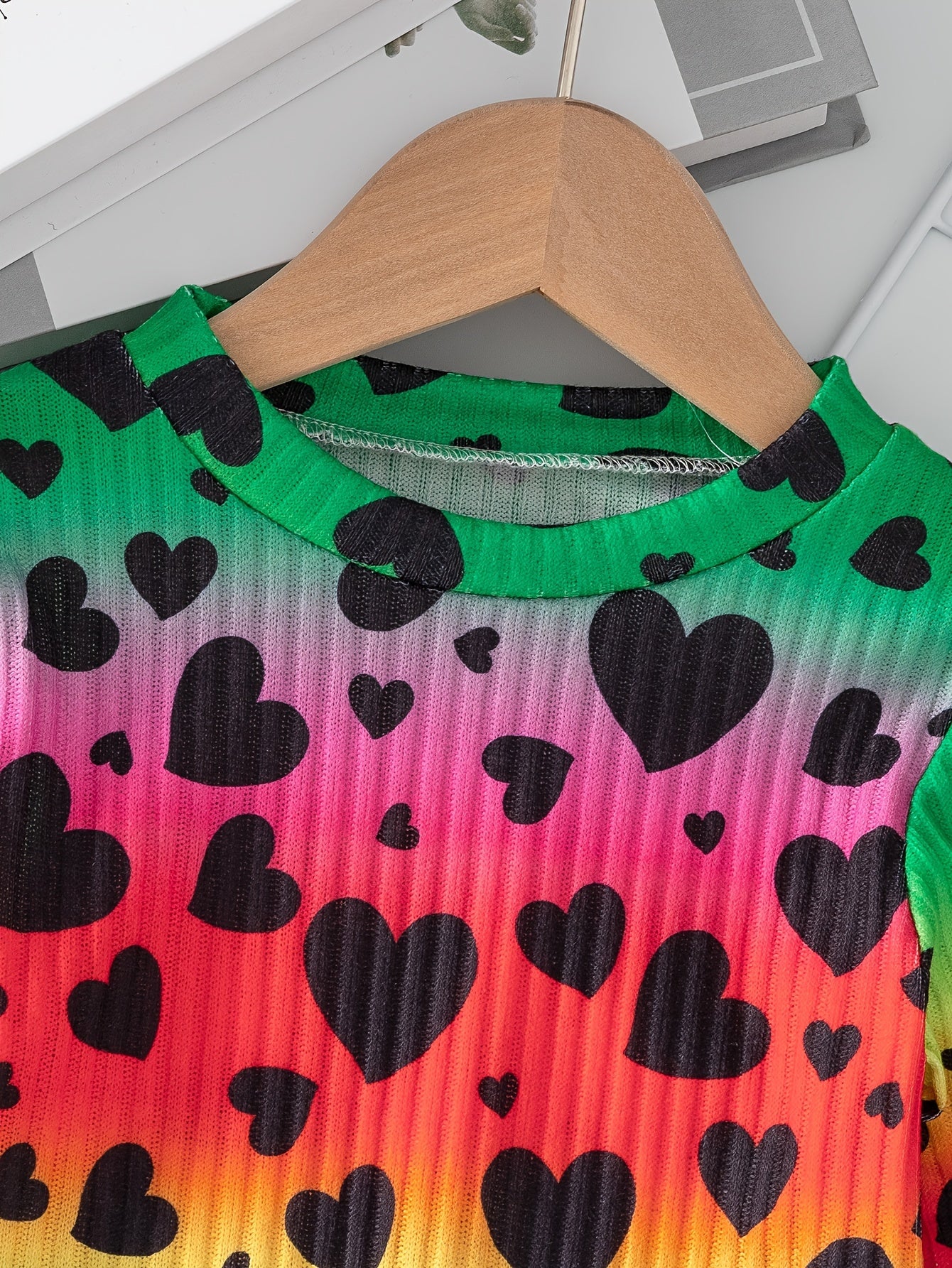 Qizlar uchun yoqimli to'plam, yurak naqshli yuqori va denim shimlarni o'z ichiga oladi, mashinada yuvish mumkin, ochiq havoda kiyish uchun ideal.