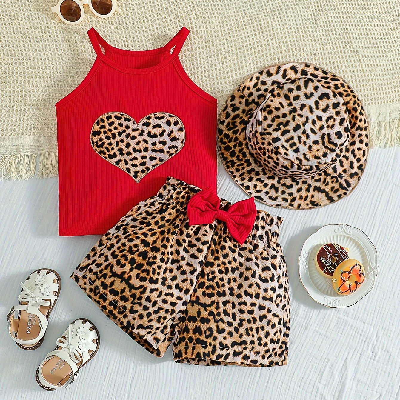 Летний комплект для детей: майка из трикотажа с сердечным принтом, шорты с леопардовым принтом, бантовая шляпа для вечеринок и прогулок на свежем воздухе