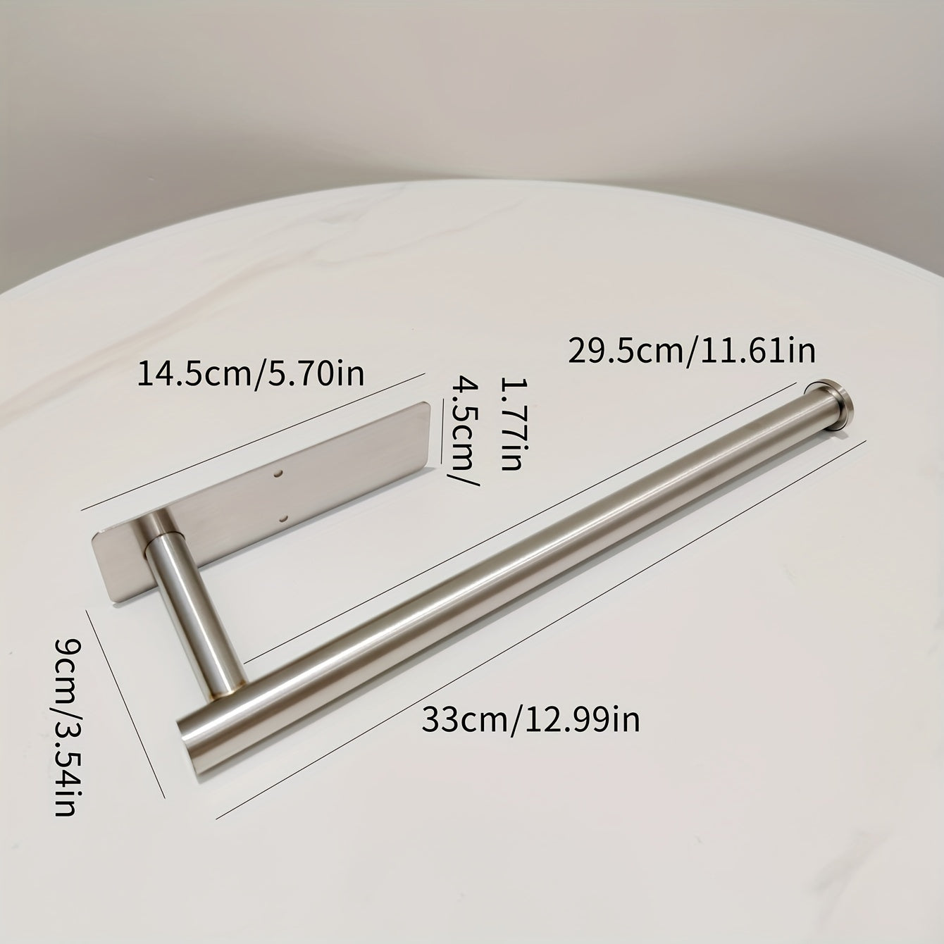 Надежно монтируемый держатель для бумажных полотенец из нержавеющей стали для установки под шкафом или на стене, с прочной самоклеящейся основой - идеален для подарков на Рождество или Хэллоуин.