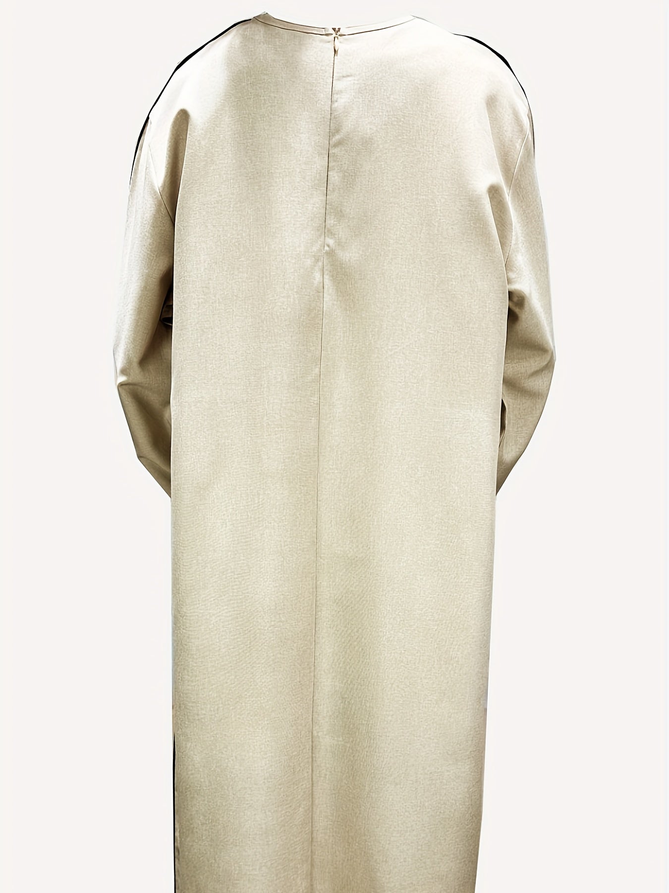 O'rta Sharq musulmon modasi uchun uzun yengli, zamonaviy tikilgan fermuarlı abaya ko'ylagi. Polyester to'qima matodan tayyorlangan, bahor/kuz kolleksiyasining bir qismi. Oddiy kesimga ega va