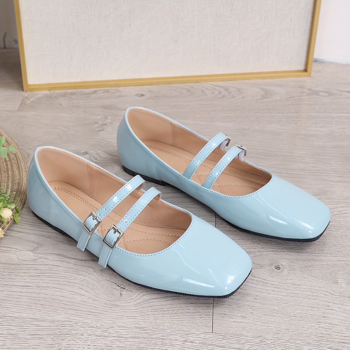 Vintage uslubidagi Mary-Jane tekis poyabzal, kvadrat burchak, bog'ichli tasma va yil davomida qulaylik uchun TPR taglik.